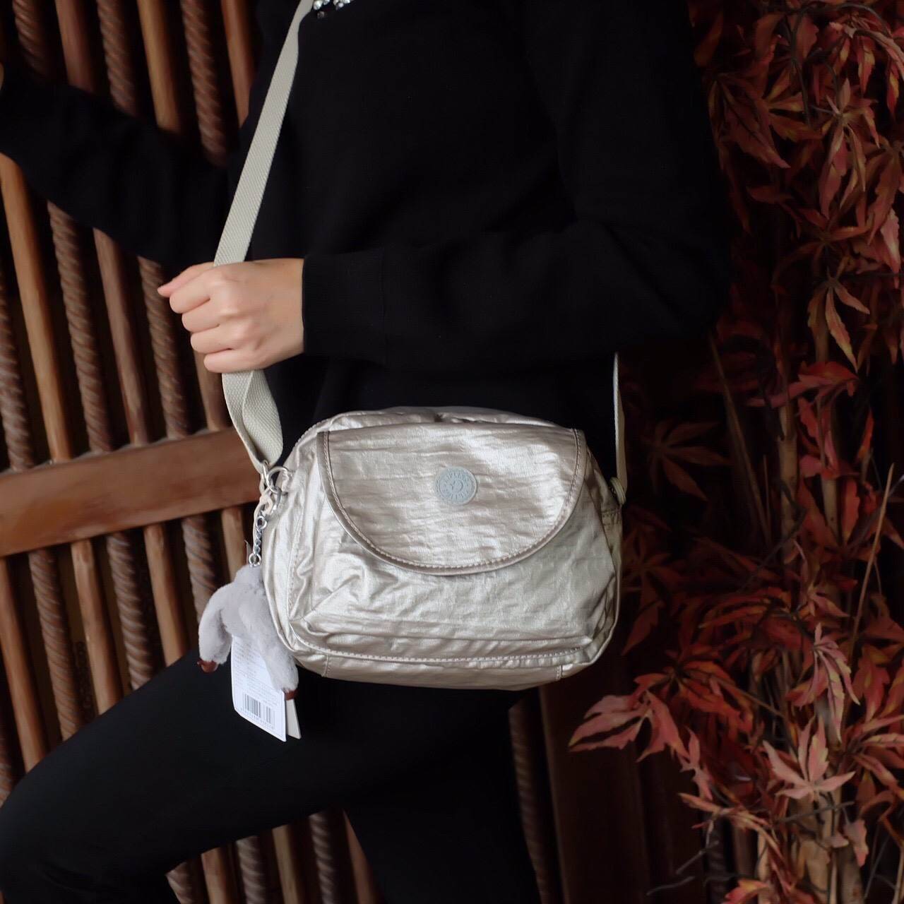 Kipling mini crossbody bag กระเป๋าสะพายขนาดกำลังน่ารัก น้ำหนักเบา มากับสีใหม่ wrike golden ค่ะ ด้านหน้ามี 1 ช่อง ช่องหลักเปิดปิดด้วยซิป ภายในกว้างจุได้เยอะ ใส่กระเป๋าสตางค์ยาวได้ มีช่องเล็ก และช่องซิป ด้านหน้ามีอีก 1 ช่อง มาพร้อมพวงกุญแจลิง และสายสะพายยาว