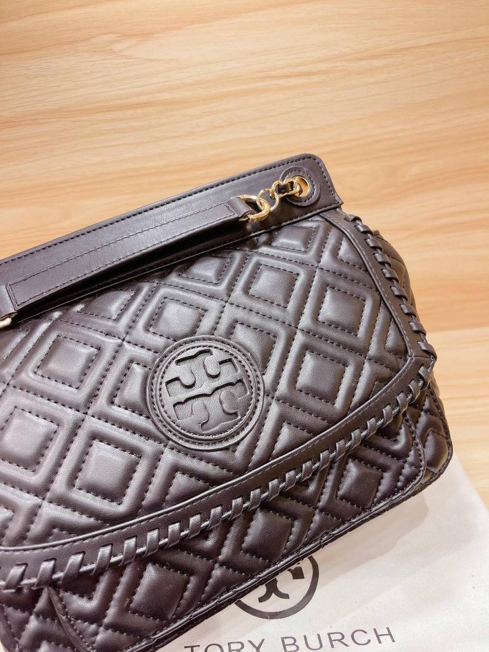 ของแท้ 💯% TORY BURCH MARION SADDLE BAG สวยหรูมาก กระเป๋าทรง CROSSBODY **หนังแท้ทั้งใบ 👏👏ตกแต่งลายฉลุ อะไหล่ทอง ประดับโลโก้แบรนด์ด้านหน้า ฝาพับมีลายตกแต่งเป็นเอกลักษณ์