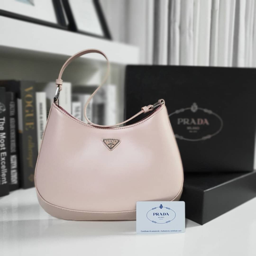 Prada Cleo brushed leather shoulder bag กระเป๋าทรงสวยยอดฮิต กับแบรนด์ PRADA งานพรีเมียมกิ้ฟท์จากแบรนด์ ทรงสะพายไหล่สวยหรูอยู่ทรง PRADA CLEO หนังเรียบดำเงาหรูสุดคลาสสิต เปิดปิดด้วยกระดุมอะไหล่เงินทั้งใบ ด้านในใส่กระเป๋าสตางค์ยาว มือถือ ของจุกจิกได้เยอะ มีป