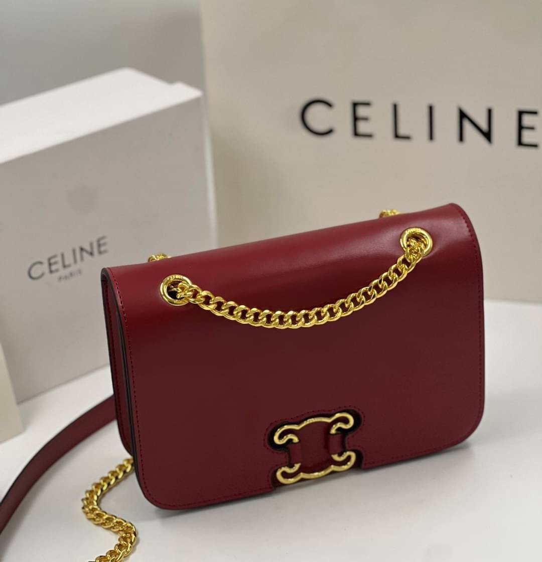 CELINE Classique Triomphe Bag in shiny / CELINE TRIOMPHE WITH CHAIN กระเป๋าสะพายทรงกล่องคล้าย Classic Box แต่มีรุ่นใหม่ออกแบบโลโก้สะดุดตาวินเทจ ด้วยดีไซน์ที่ดูโฉบเฉี่ยว
