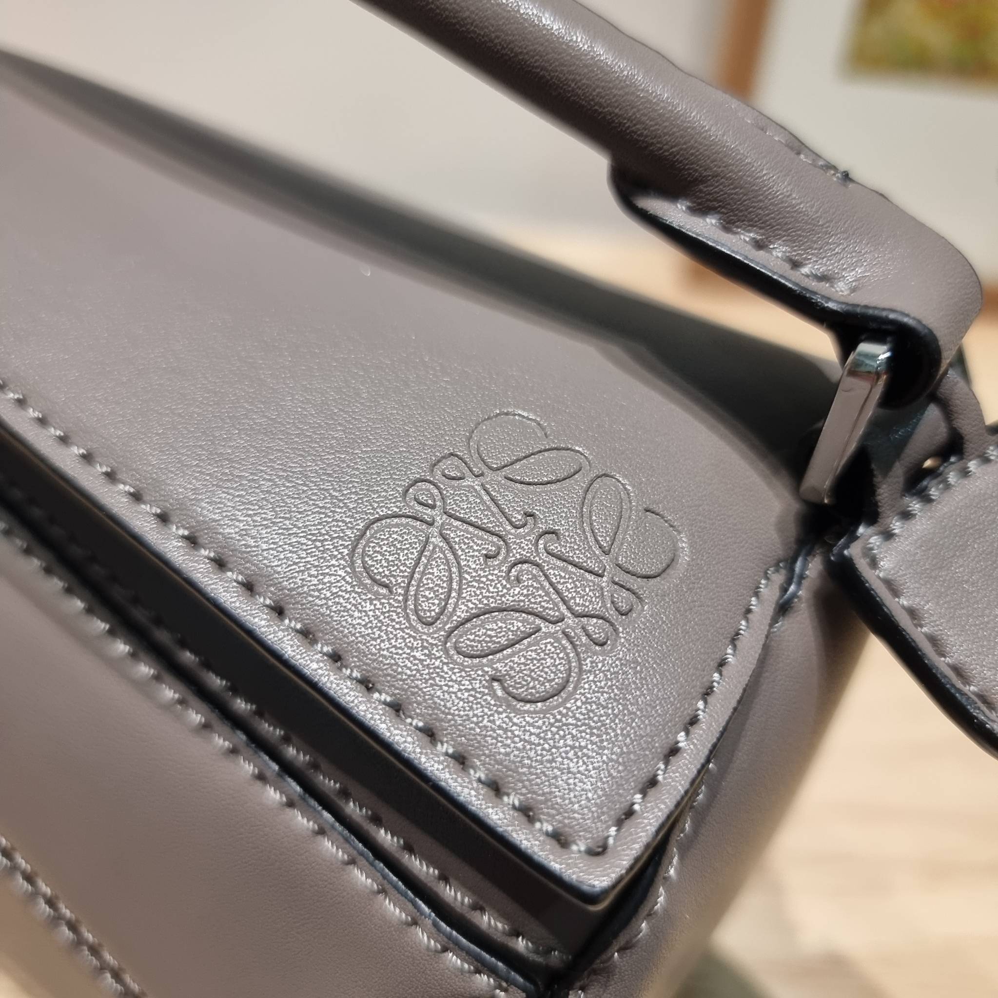 LOEWE MINI PUZZLE BAG IN CLASSIC สุดยอดแบรนด์ที่ดีไซน์เป็นเอกลักษณ์ โดดเด่น สวยหรู กับกระเป๋าสะพายข้างทรงกล่อง ไซส์มินิ สไตล์พัซเซิล ให้ฟีลลิ่งเหมือนตัวต่อคละสี ดูดีได้ทุกที่แค่มีใบนี้