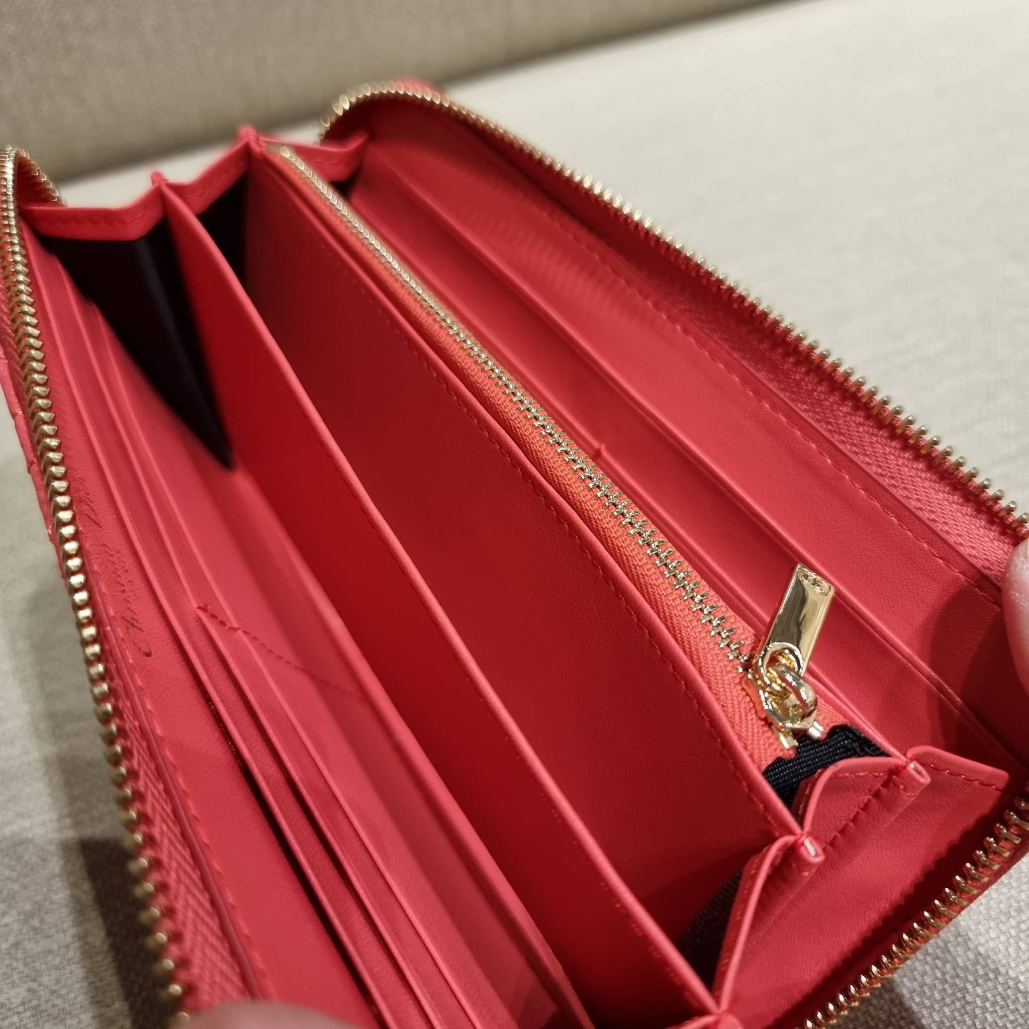 VIP 】CD LONG WALLET WITH GWP ใหม่ล่าสุด กระเป๋าสตางค์ใบยาว พิเศษจาก duty free ใบจริงสวยคม ใช้แล้วรับทรัพย์ ขับผิว วัสดุหนังแท้เต็มใบ สัมผัสดีงาม เปิด-ปิดด้วยซิปรอบ ภายในใส่บัตรได้เยอะ ใส่ธนบัตรได้เต็มที่ มีช่องซิปใส่เหรียญได้ พร้อมส่งความสวยถึงบ้านแบบครบเ