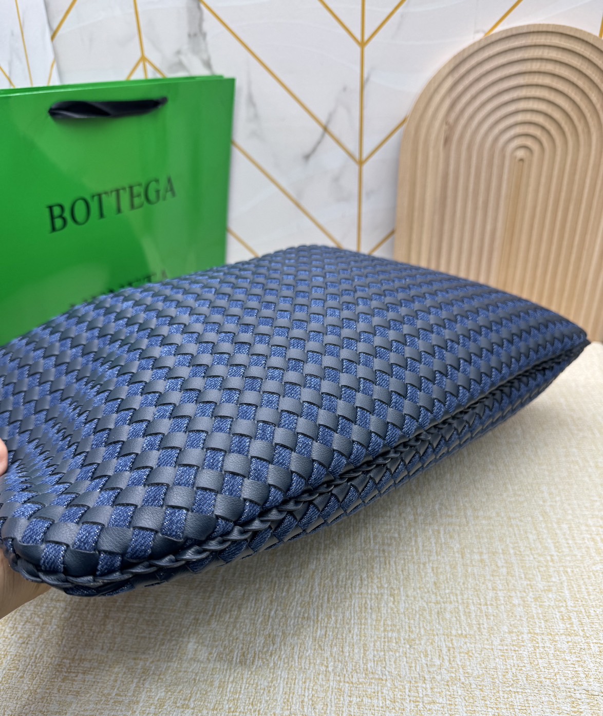 BOTTEGA Hop Large denim and leather tote bag in blue 47cm / BOTTEGA Hobo Bag กระเป๋าสะพายไหล่ใบใหญ่ จุของได้เยอะมาก วัสดุเดนิมคอตตอน ดีไซส์สานเป็นเอกลักษณ์สวยงาม เกรดออริ 1:1