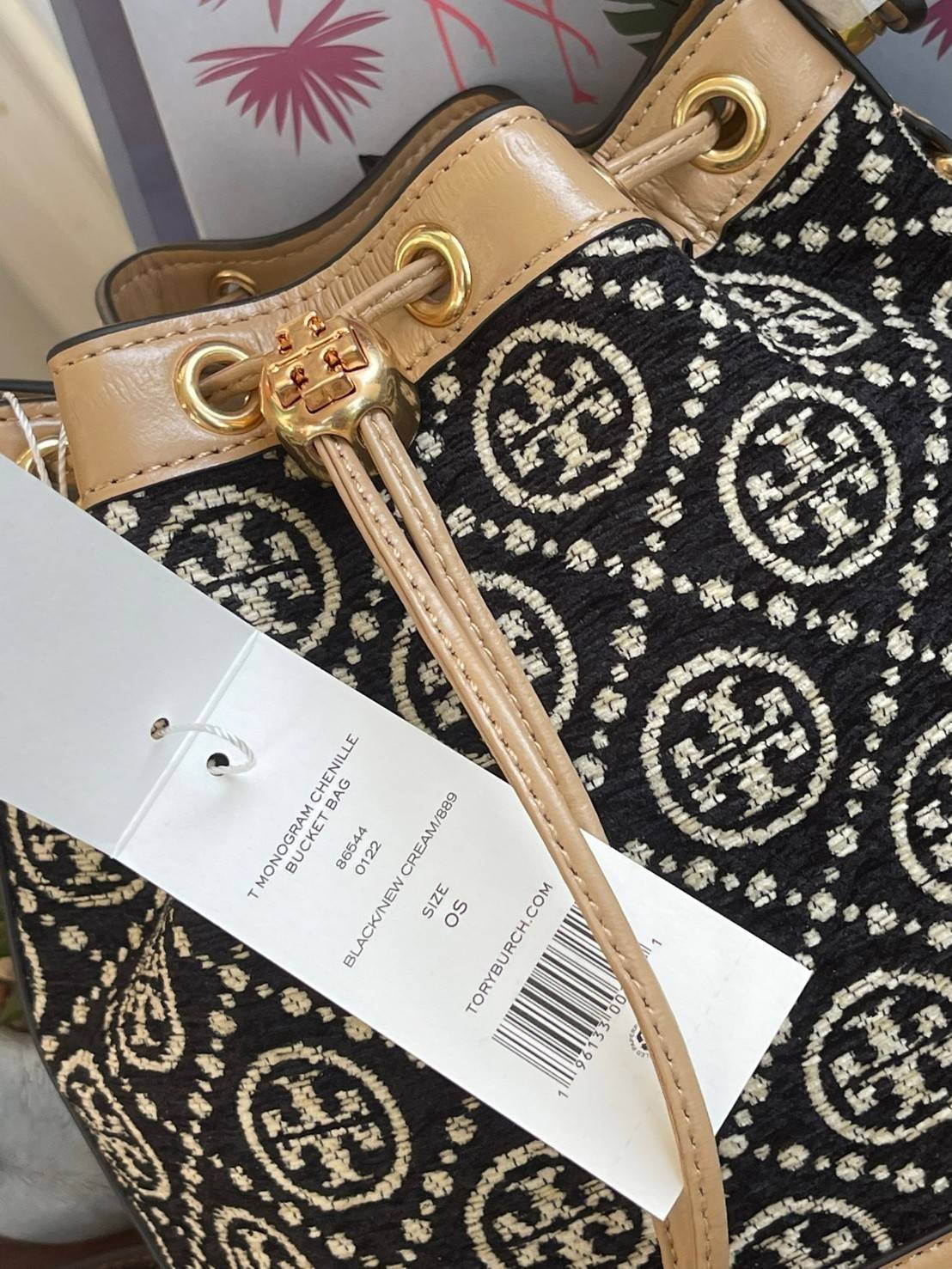 OUTTLET 】Tory burch T Monogram Chenille Bucket Bag เปิดตัวอีกหนึ่งรุ่นกับกระเป๋าลาย T MONOGRAM รุ่นใหม่ล่าสุดจาก TORY BURCH พลาดไม่ได้กับโลโก้สุดคลาสสิก ลวดลาย T Monogram คือวัสดุ chenille หรือที่เรียกว่า ด้านไหมกำมะหยี่ มารังสรรค์ลงบนกระเป๋าBucketใบนี้ เ