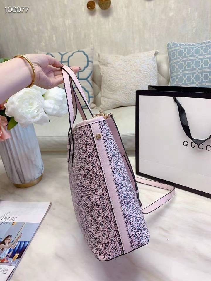 TORY BURCH TOTE BAG กระเป๋าสะพายไหล่ทรงชอปปิ้ง รุ่นขายดีอันดับ1 ของแบรนด์นี้นะคะ ทรงคลาสสิค ฮิตตลอดกาล ทรงสวยขนาดกำลังดี ตัวกระเป๋า วัสดุหนัง Pu ด้านหน้าติดโลโก้แบรนด์ /ประดับด้วยพวงกุญแจหนัง ตัดแถบแนวเส้นตรงวัสดุผ้าแคนวาส เปิดปิดด้วยซิปรูด ภายในช่องหลัก 