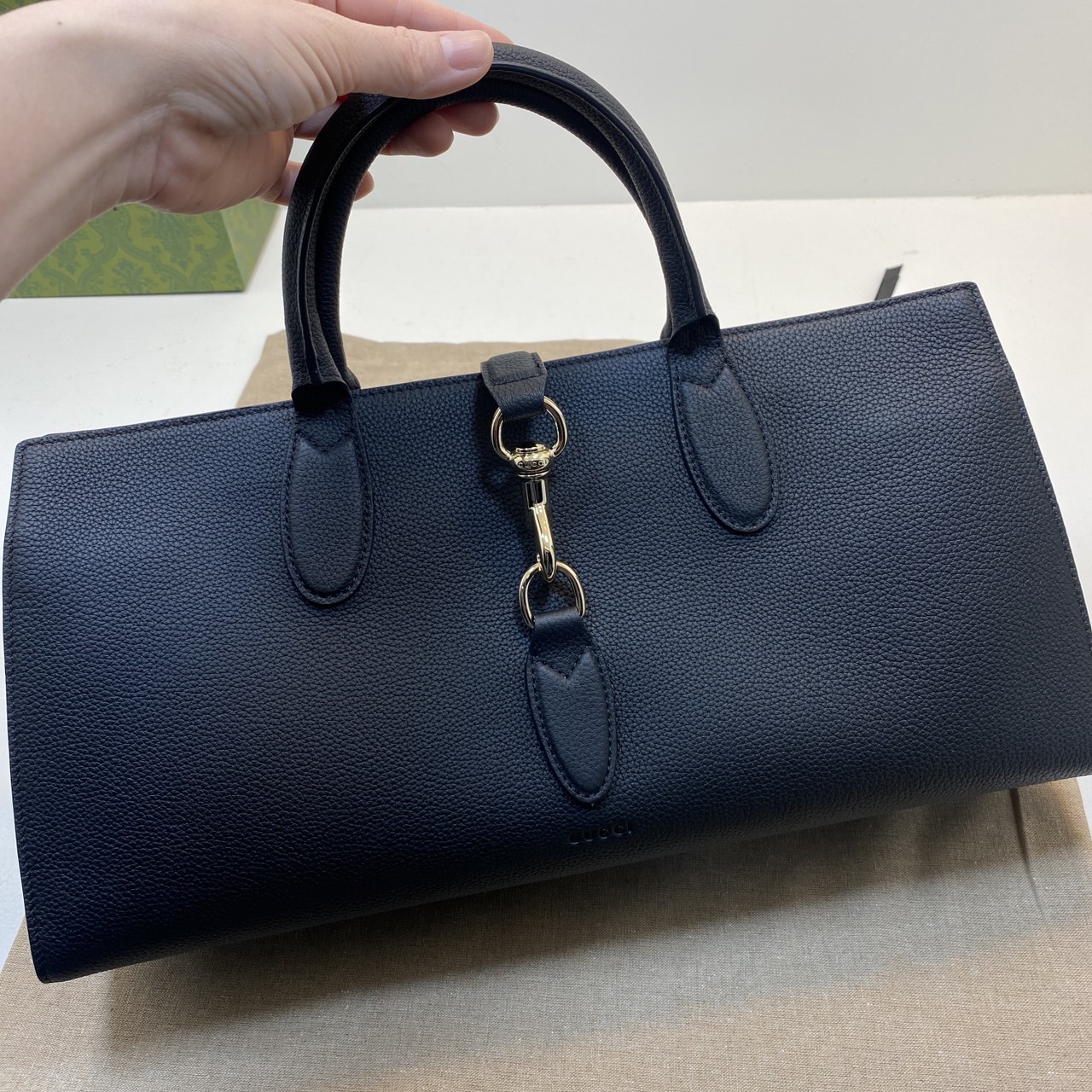 GUCCI MEDIUM TOTE BAG WITH HOOK CLOSURE / Gucci medium tote bag กระเป๋าทรงโท้ทสไตล์ใหม่ล่าสุด เกรดออริ 1:1 สลับแท้ ใช้งานต่างประเทศได้ ภาพถ่ายจากงานจริง