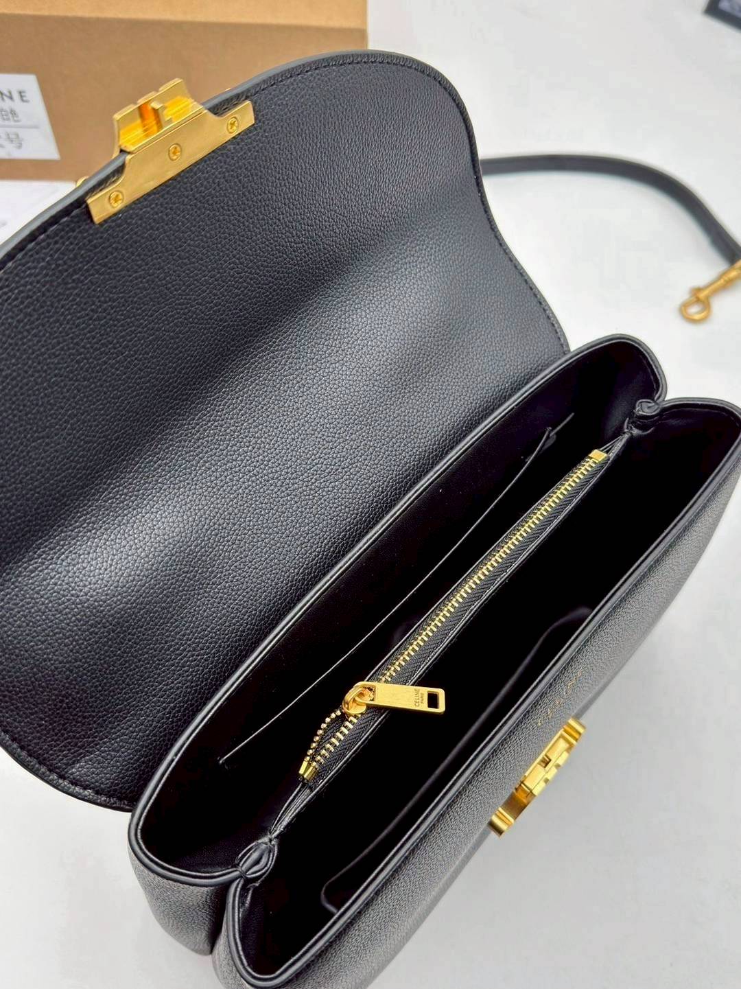 CELINE NINO BAG IN SUPPLE GRAINED LEATHER กระเป๋าสะพายพร้อมหูจับในตัว ดีไซน์แบบสวยสับดูแพงสุดๆ รูปทรงคลาสสิคทำให้ใช้งานได้ง่าย แมทช์ได้หลากหลายสไตล์ สวยมาก