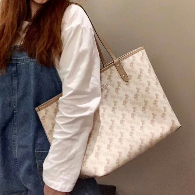 COACH 91107 REVERSIBLE CITY TOTE WITH HORSE AND CARRIAGE PRINT ใช้ได้ 2 ด้าน 🔺ทรง Tote รุ่นแนะนำค่ะ!! วัสดุ pvc อย่างดี นิ่มยวบตัวสวย ลายรถม้าทั้งใบค่ะ (ในไทยหายากค่ะลายนี้) 📌สามารถใช้ได้ทั้งด้านในและด้านนอกนะคะ สวยทั้ง2ด้านเลยทีเดียว เป็น