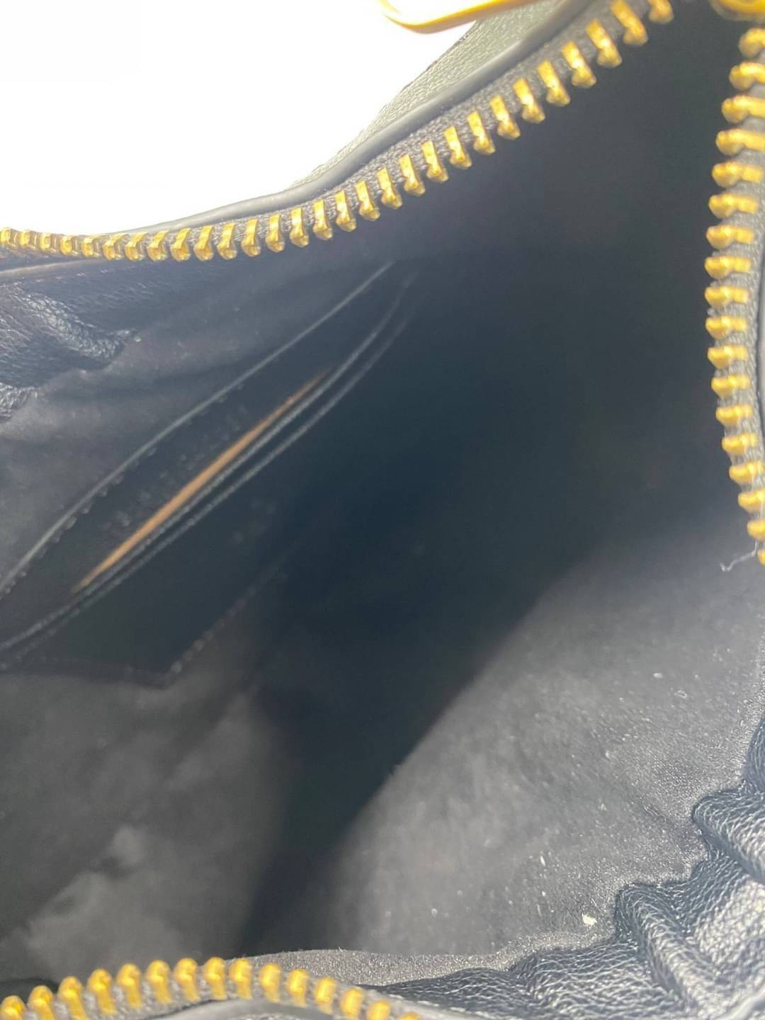 GUCCI Aphrodite small shoulder bag กระเป๋าสะพายทรงคลาสสิค ดีไซน์ย้อนยุคผสานความโมเดิร์นด้วยรูปทรงพอช ที่ใช้งานได้ทุกสไตล์ วัสดุหนังแคนวาส ทนทาน ภายในกระเป๋าเป็นช่องโล่ง