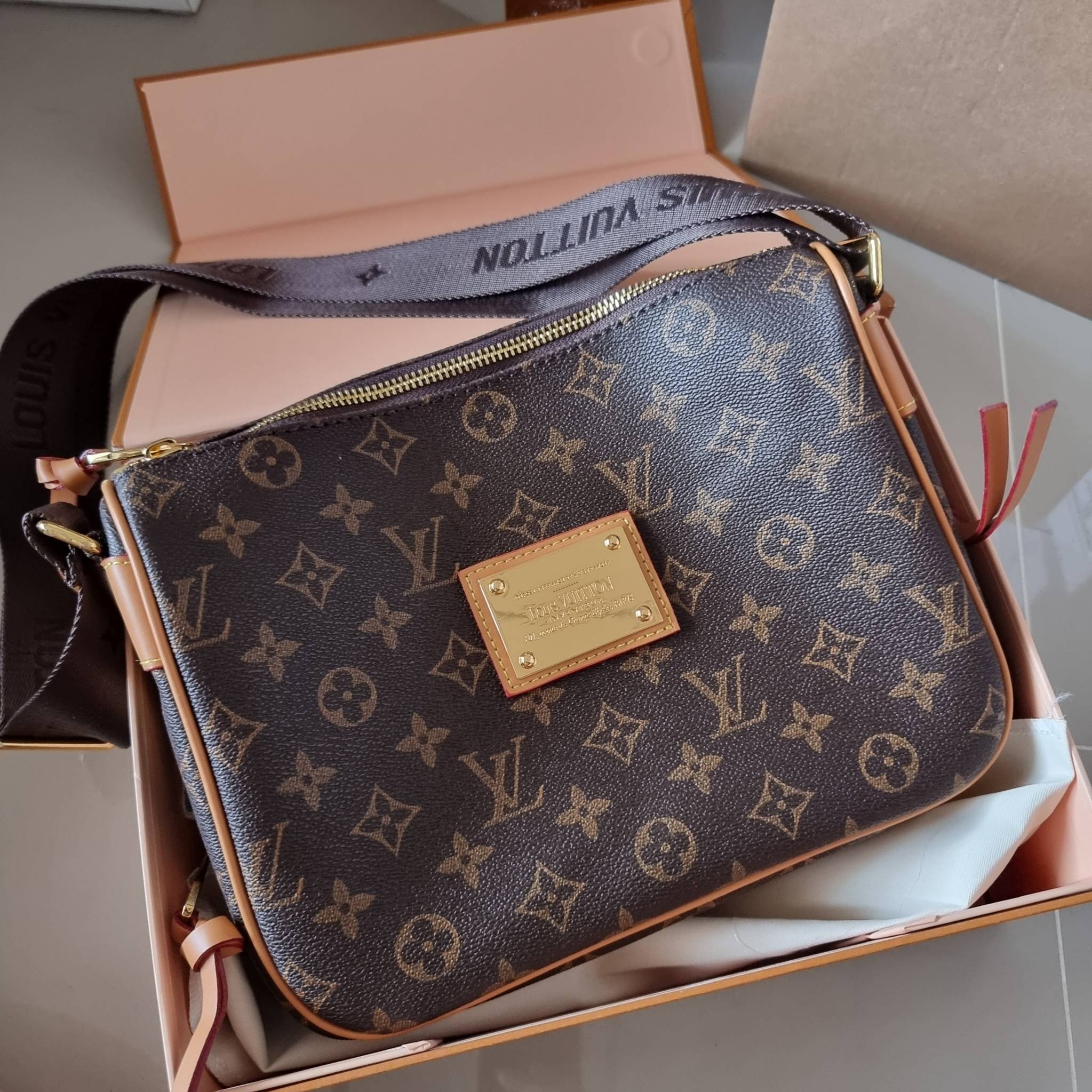 LV INVENTEUR MONOGRAM BAG รุ่นหายากสุดคลาสสิค กับกระเป๋าสะพายข้างดีไซน์วินเทจ ย้อนยุค มีดีเทลความหรูด้วยแผ่นเพลทสีทอง สายสะพายในตัวใช้งานได้คล่องตัว