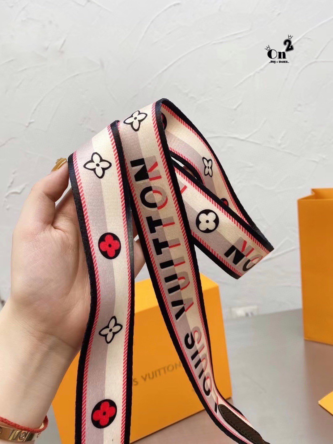 LOUIS VUITTON Twist Shoulder Bag MM / LV Twist MM ที่สุดของความสวยคลาสสิคย้อนยุค กระเป๋าสะพายที่มีลูกเล่น เพิ่มดีเทลให้น่าใช้งาน ด้วยสายสะพายแบบสปอร์ต ที่ปรับเปลี่ยนใช้ได้หลากหลาย วัสดุหนัง epi สวยคม ทนทาน ลวดลายเส้นไม้ แบบไม่มีใครซ้ำ เลิศๆไปอีกกับโลโก้สี