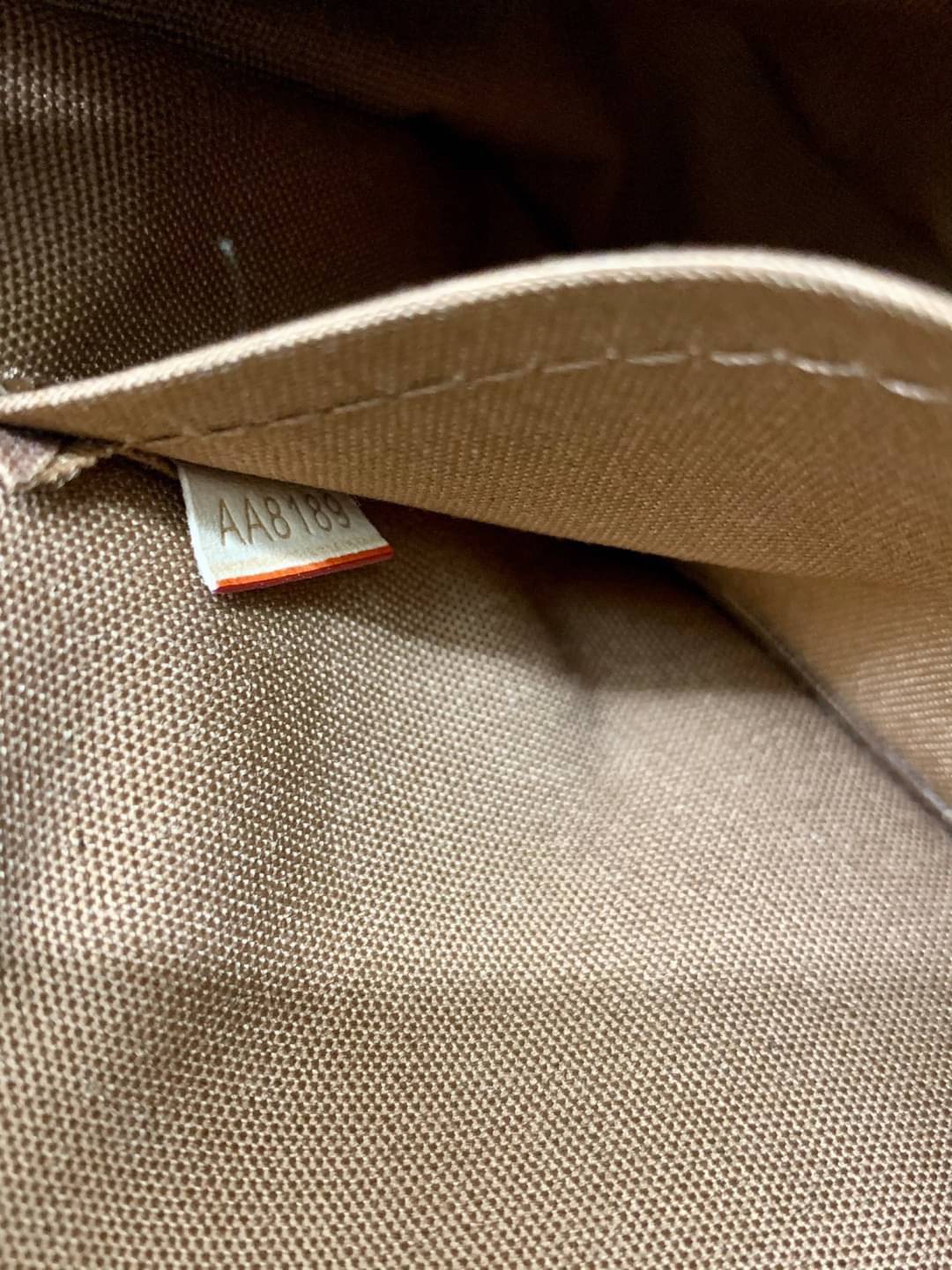 น้องน่ารักน่าใช้มากๆค่ะ LOUIS VUITTON POCHETTE ((Premium Gift Lv)) กระเป๋าหิ้ว//คล้องไหล่//สะพายข้าง//หรือถือแบบคลัท ชิลๆได้เลยค่า หนังแกะแท้นิ่มสวย เปิดปิดกระเป๋าแบบซิป ภายในสามารถใส่กระเป๋าเงินใบกลางได้; มือถือได้;พาสปอร์ตได้;ของจำเป็นจุกจิกสาวๆได้เยอะเ