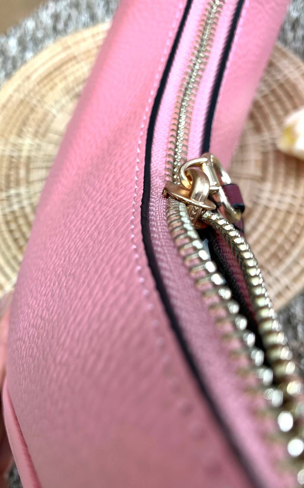 COACH BAILEY HOBO WITH WHIPSTITCH ((C4108//C1322)) พร้อมส่งที่ไทย!! สวยจริงไม่จกตาแน่นอนค่าา กระเป๋าทรงโค้ง ใช้แบบหิ้วหรือคล้องไหล่ก็ดูดี ใช้วัสดุหนังแท้ชั้นดี หนังสวยมากๆค่ะ ด้านหน้าใช้อะไหล่แบรนด์ตัวใหญ่ หรู ดูสะดุดตามีเดียว