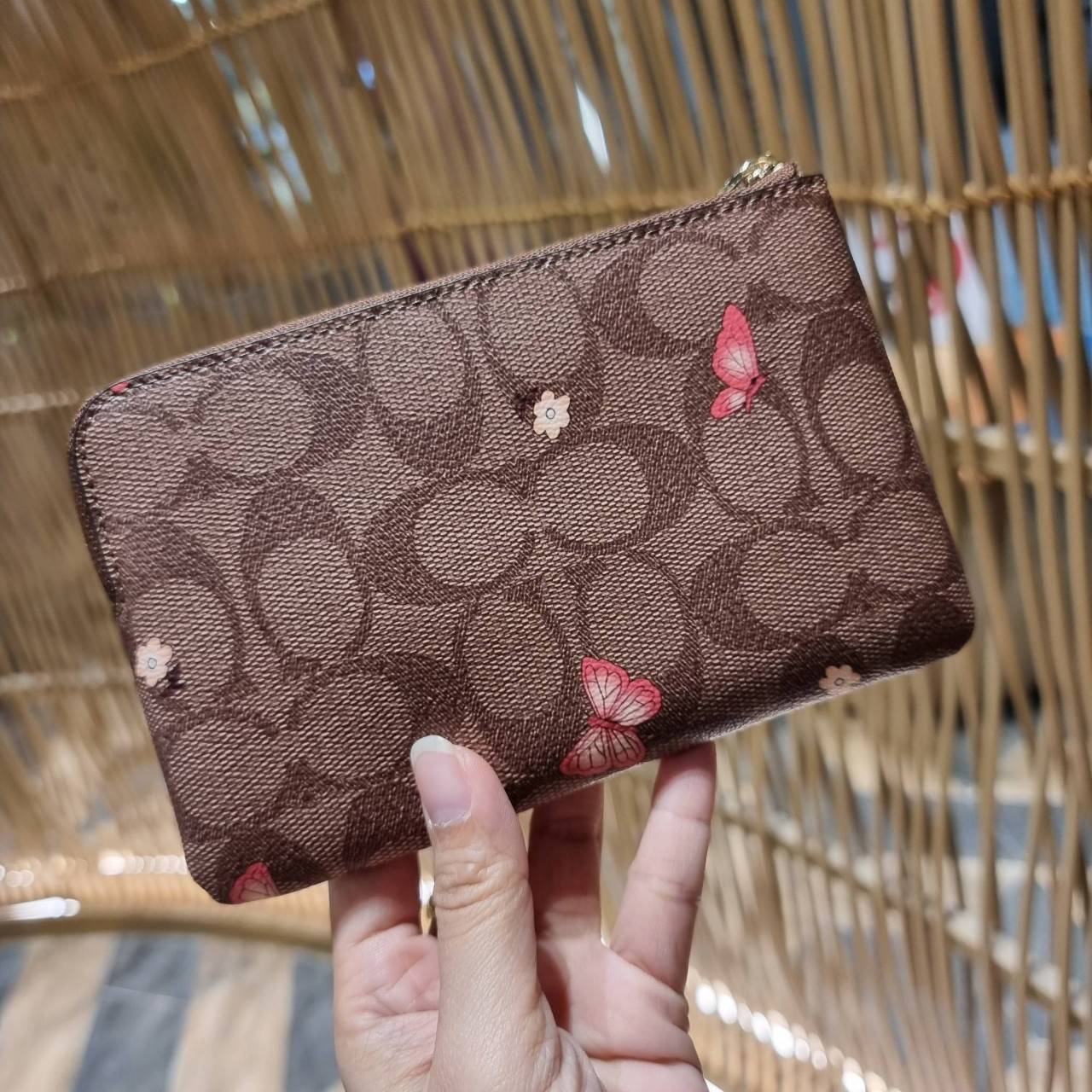 COACH 2972 CORNER ZIP WRISTLET IN SIGNATURE CANVAS WITH BUTTERFLY PRINT มาแล้วจ้า ไอเท็มสุดปัง!! ฮิตไม่เลิก!! พร้อมลวดลายสุดคิ้วท์ น่ารักน่าใช้ขึ้นไปอีก กระเป๋าคล้องมือ ขนาดเหมาะพกพา วัสดุหนังแคนวาส ภายในเป็นช่องโล่ง ใส่ธนบัตร หรือใส่บัตร ใส่เหรียญ ได้หมด