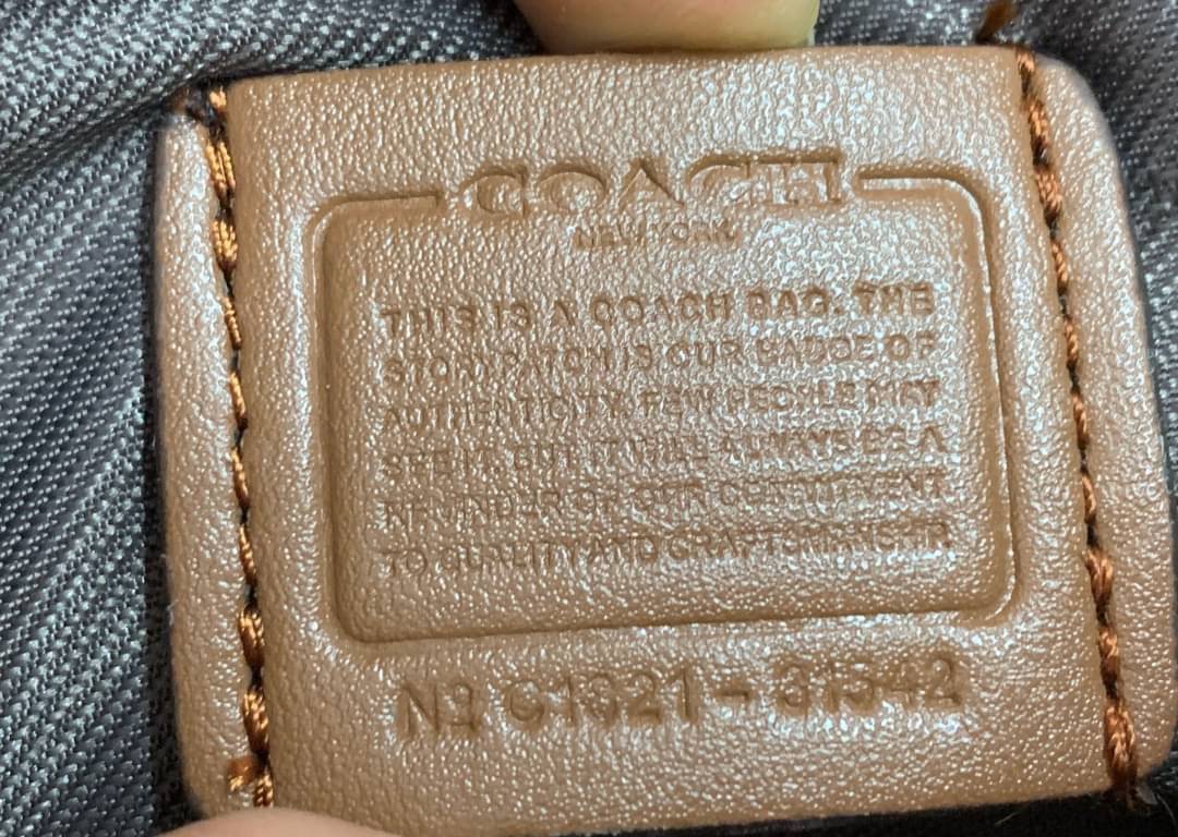 COACH CROSSBODY CLUTCH IN SIGNATURE BAG 💋รุ่นฮิต+สีหายากค่ะ!! กระเป๋าสะพาย+คล้องมือได้ วัสดุหนังแท้ผสมpvcค่ะ มีช่องซิปคู่ ภายในช่องใส่มือถือได้ทุกรุ่น;กระเป๋าเงินใบสั้นได้ ใส่ของจำเป็นสาวๆได้ครบค่ะ มีช่องเสียบบัตร2ช่อง และช่องโล่งให้ใส่ของจุกจิกค่