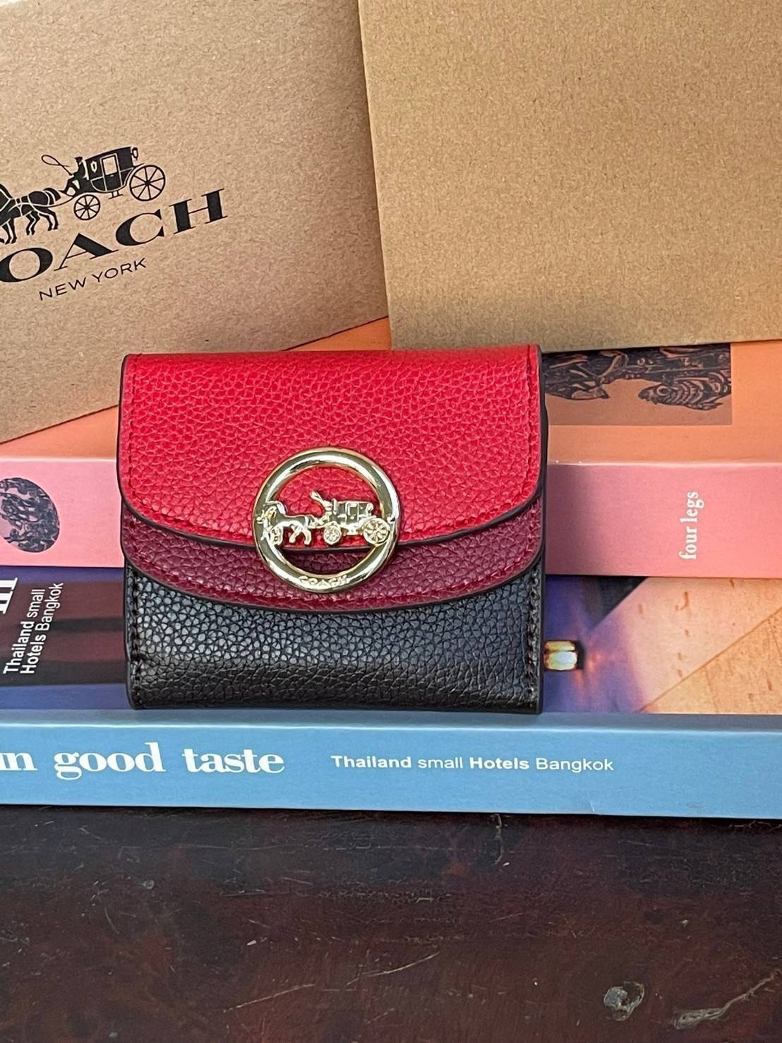 OUTLET 】COACH JADE SMALL DOUBLE FLAP WALLET IN COLORBLOCK (COACH F88002) หากใครต้องการกระเป๋าสตางค์ใบสั้นสำหรับวันที่ต้องการใช้กระเป๋าสะพายใบเล็ก หรือวันที่ไม่พกกระเป๋าสะพาย เราขอแนะนำใบนี้เลยค่ะ โดยใบนี้เป็นกระเป๋าสตางค์แบบพับสามทบ ปิดแบบกระดุม2ชั้น มีช่