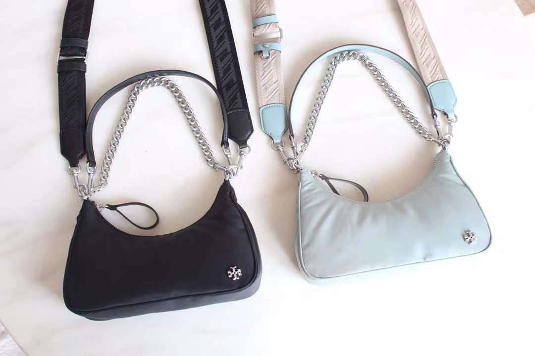 TORY BURCH handbag / TORY BURCH shoulder bag พร้อมส่งที่ไทย Tory Burch 151 Mercer Small Crescent Bag กระเป๋าถือหรือสะพายไหล่ วัสดุNylon อะไหล่เงิน น้ำหนักเบา พกพาสะดวก ใส่โทรศัพท์ iIphone+ ได้ ด้านในโล่งมีช่องเล็กใส่บัตร 2 ช่อง มาพร้อมสายสั้น สายหนัง+สายโ