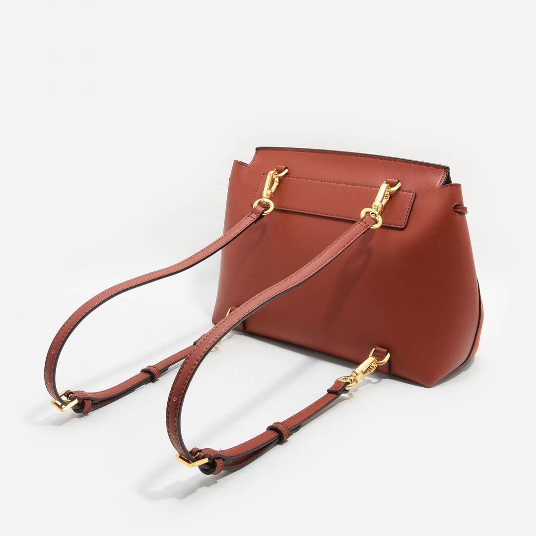 CHARLES & KEITH TASSEL DETAIL SLING BAG กระเป๋าสะพายทรงสวย ที่ฝาพับด้านหน้าแต่งหนังตัดกับหนังกลับสวยงาม สะพายได้ทั้งแบบเป้ และสะพายข้างก็เก๋ไปอีกแบบ มีโซ่เหล็กห่วงห้อยตุ้งติ้งน่ารัก จุของได้เยอะ พร้อมปั๊มโลโก้แบรนด์สีทองเด่น ภายในมีช่องแบ่งใหญ่ใส่ iPhone 