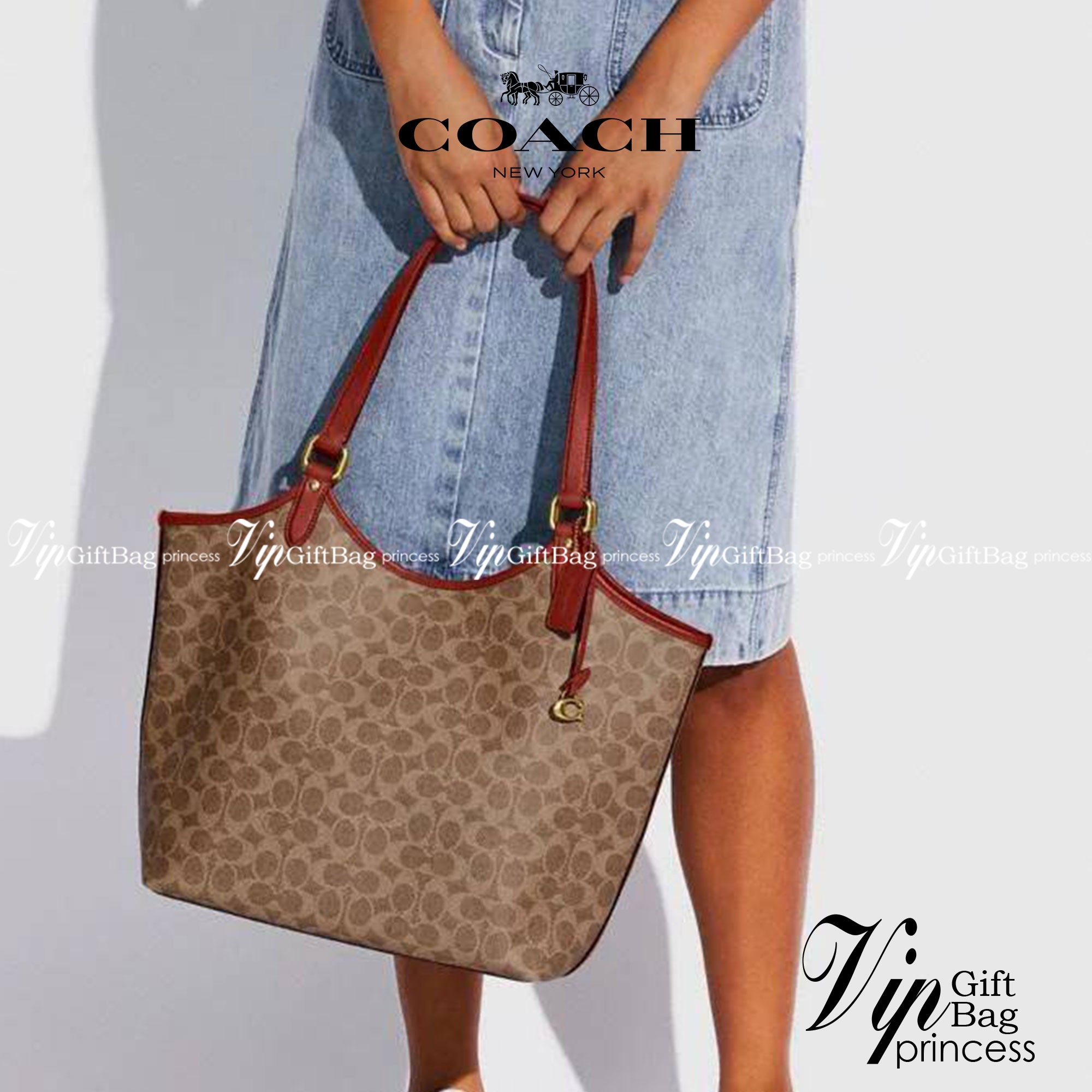 COACH C6336 DAY TOTE IN SIGNATURE CANVAS ใหม่ล่าสุด กับกระเป๋าทรงโท้ทใบใหญ่ สวยสะกดสายตา ด้วยดีไซน์ที่ดูเรียบง่าย แต่แฝงไปด้วยดีเทลเล็กๆ ที่เสริมให้ไอเท็มนี้ดูแพง พิเศษ กระเป๋าลูกใบเล็กอีกหนึ่งใบ พกติดกับกระเป๋า หรือจะเอาไปแยกใช้ก็ได้ วัสดุหนังแคนวาส สลับ