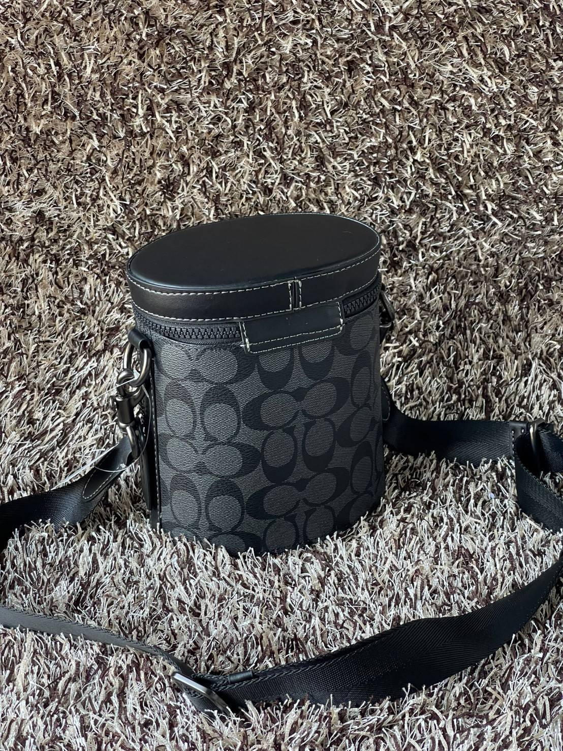 Coach Barrel Crossbody In Signature Canvas C9843 กระเป๋าถือสุดชิคตามแบบฉบับของ Coach ใบนี้หยิบมาแมตช์กับเสื้อผ้าได้ง่ายมาก ใช้งานได้แบบยูนิเซท ทั้งชายและหญิง เพราะมีดีไซน์ที่เรียบเก๋