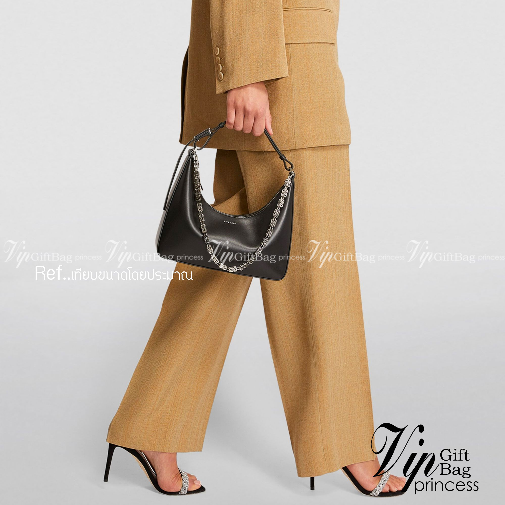 GIVENCHY SMALL MOON CUT OUT SHOULDER BAG 25cm พร้อมส่งที่ไทย กระเป๋าสะพายไหล่งานหนังเต็มใบ หน้าติดโลโก้แบรนด์มาพร้อมสายโซ่ งานสวยตามรูป อะไหล่เงิน สายสะพายปรับระดับได้ เกรดสวยหรู สาวๆ รีบจับจอง อย่าคิดนาน ราคานี้กับคุณภาพถือว่าคับแก้วมั๊กมากกกก