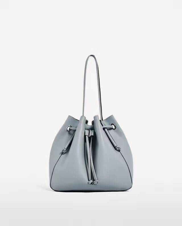 Zara bucket bag crossbody ใหม่ล่าสุดจากแบรนด์ Zara กระเป๋าสะพายทรง bucket สีสด หนังนุ่มมากกกก เนื้อดี สามารถสะพายได้ 2 แบบค่ะ แบบแรก shoulder bag ขนาดพอดีไหล่ และแบบที่สอง กระเป๋าสายยาวสามารถสะพายไหล่หรือ cross body ก็ได้ มีสายสะพายยาวมาให้สามารถถอดออกได้