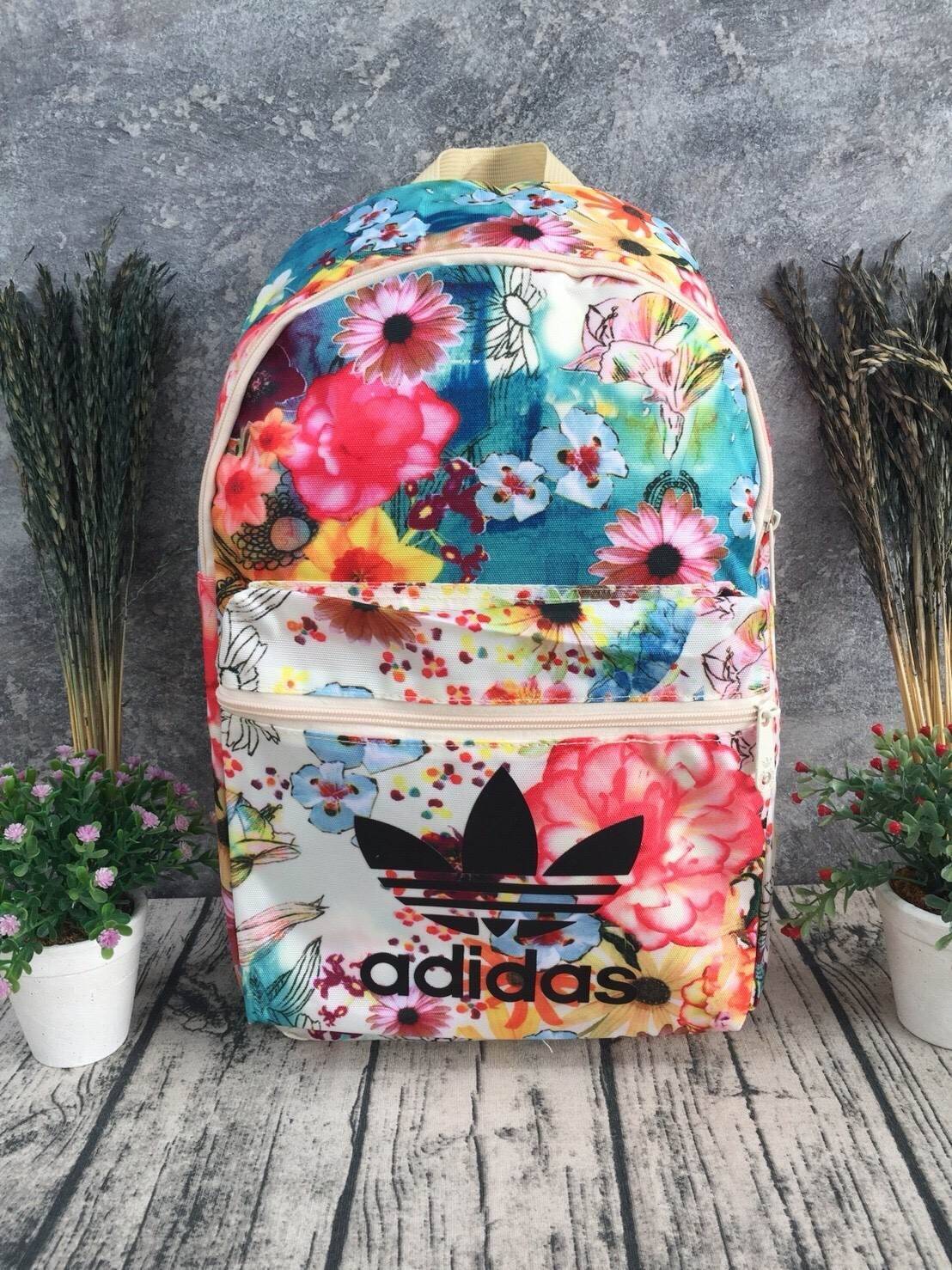 ADIDAS WOMEN ORIGINALS CROCHITA CLASSIC BACKPACK กระเป๋าเป้ แบบใหม่ล่าสุด พิมพ์ลายคลาสสิค ใช้เป็นกระเป๋านักเรียน หรือเป้กีฬาได้ ช่องใส่ของใหญ่แยกช่องสำหรับใส่หนังสือ และมีช่องหน้าใส่ของจุกจิก รูปแบบสวยทันสมัย ใช้ได้ทั้งชาย-หญิง วัสดุคุณภาพดี กันน้ำได้