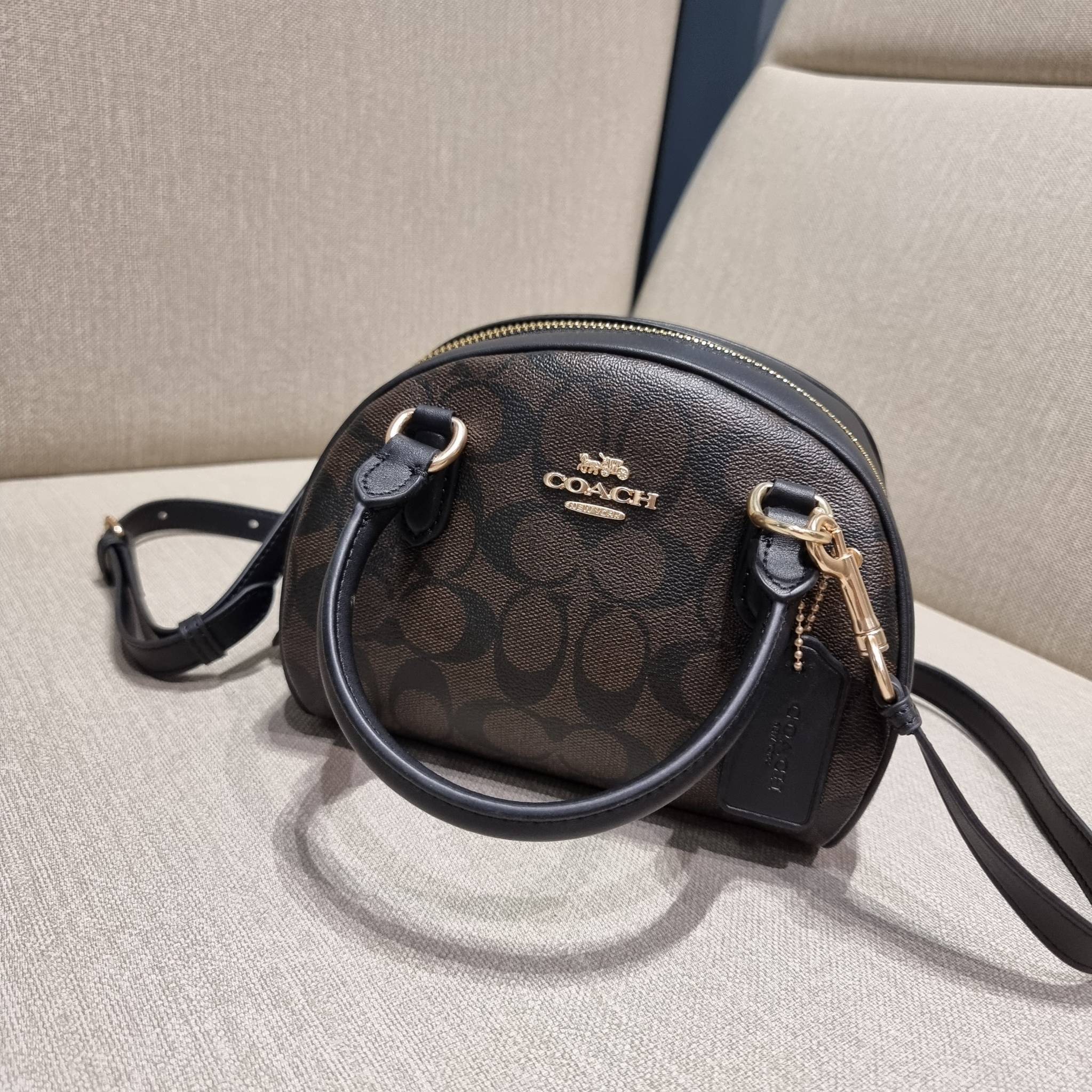 COACH SYDNEY SATCHEL BAG CA202 CA591 CB596 ใหม่ล่าสุด กับคอลที่สาวๆต้องหลงรัก กระเป๋าสะพายทรง satchel ที่มีรูปทรงดึงดูดสายตา สวยแรกเห็น วัสดุหนัง crossgrain พร้อมหูจับในตัว เปิด-ปิดด้วยซิป ภายในโล่งกว้าง ขนาดกำลังดี มีสายครอสให้ ปรับได้ตามชอบ ใบจริงลูกคุณ