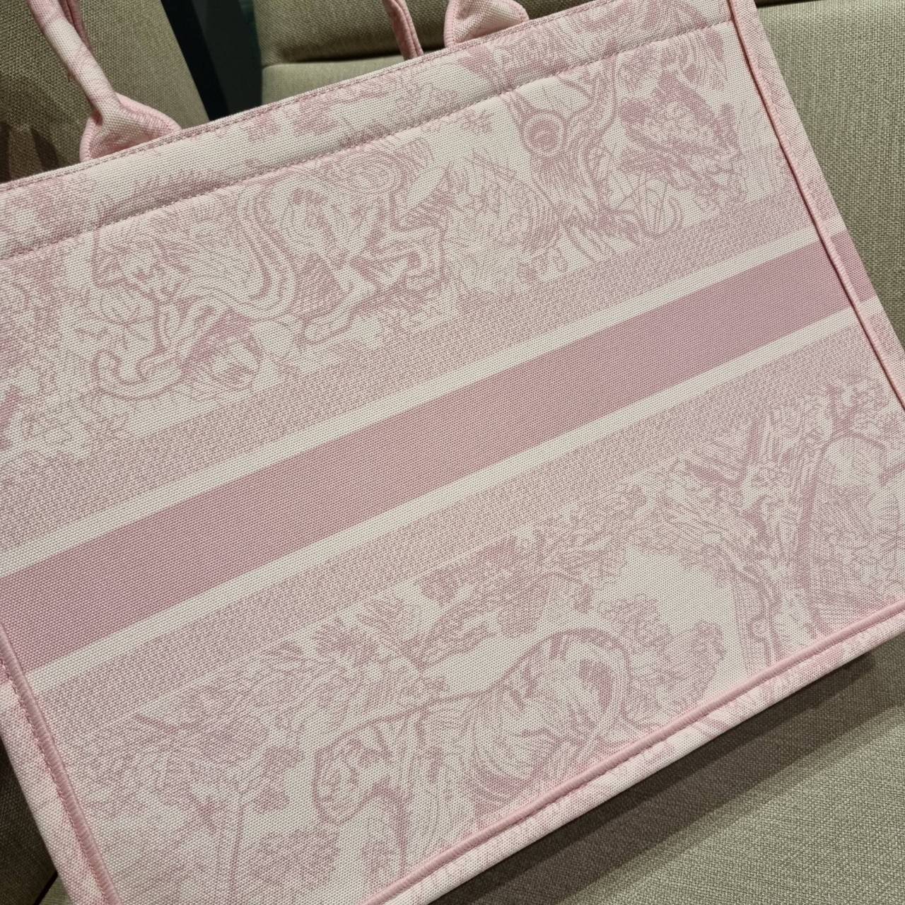 VIP 】HOT ARRIVAL!! DIOR CD SHOPPING BAG WITH GWP กระเป๋าทรงช้อปปิ้งใบใหญ่ จุใจ!! พรีเมี่ยมกิ๊ฟรุ่นดับเบิ้ลฮอต ดีไซน์คลาสสิควินเทจ สวยหรู วัสดุผ้าแคนวาสลายกราฟฟิค ภายในโล่งกว้างมากๆ ใส่ของจุสุดๆ โน้ตบุ้ค ไอแพด กระเป๋าสตางค์ มือถือ หรือเสื้อผ้ายังได้ สะพายค