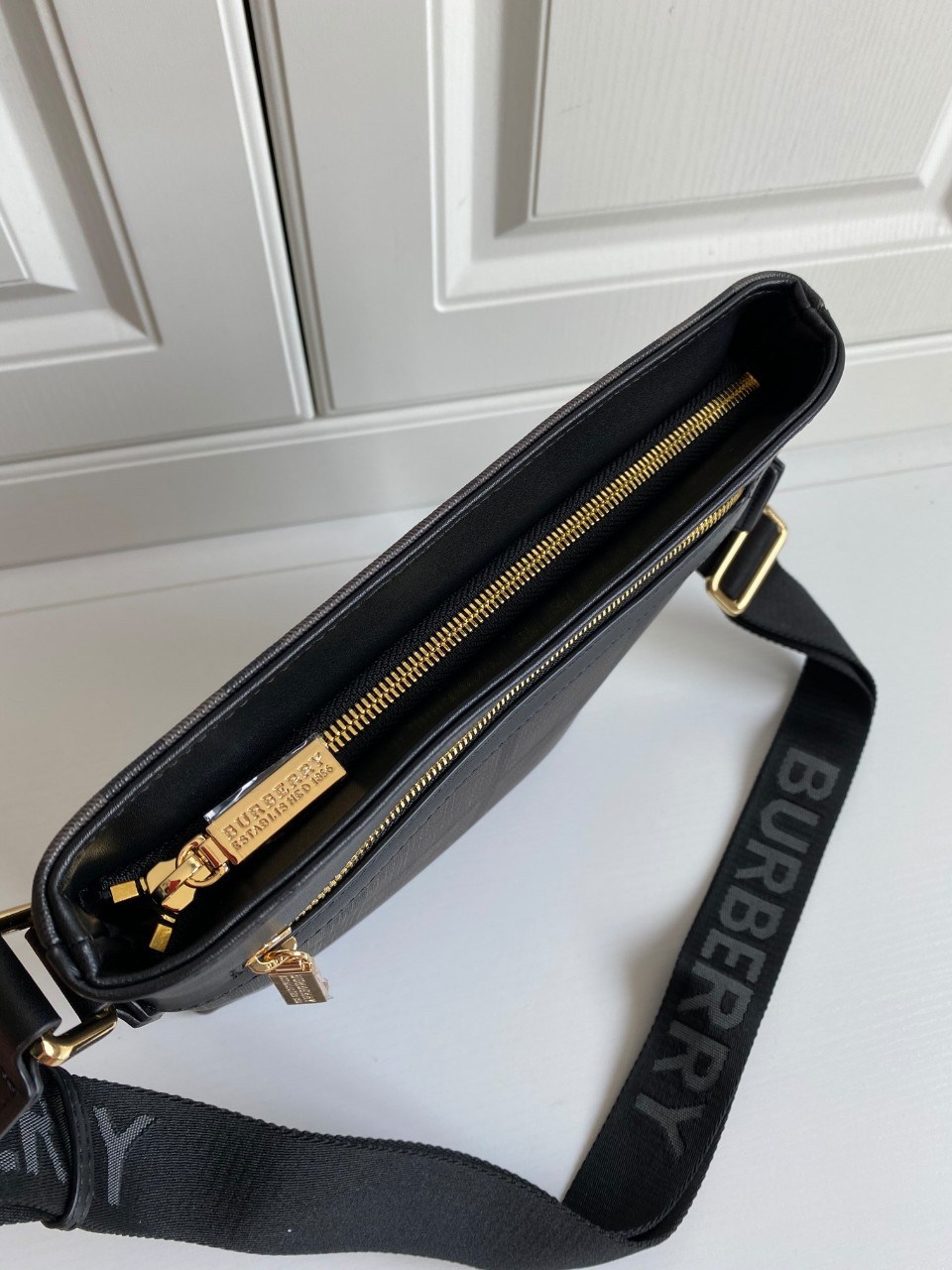 BURBERRY CROSSBODY VINTAGE BAG VIP GIFT WITH PURCHASE (GWP) พร้อมเป็นของขวัญ มอบให้คุณผู้ชายแล้วค่ะ พรีเมี่ยมกิ๊ฟ Limited Edition จากBURBERRY วัสดุหนังโทนสีเทาดำสุดคลาสสิค