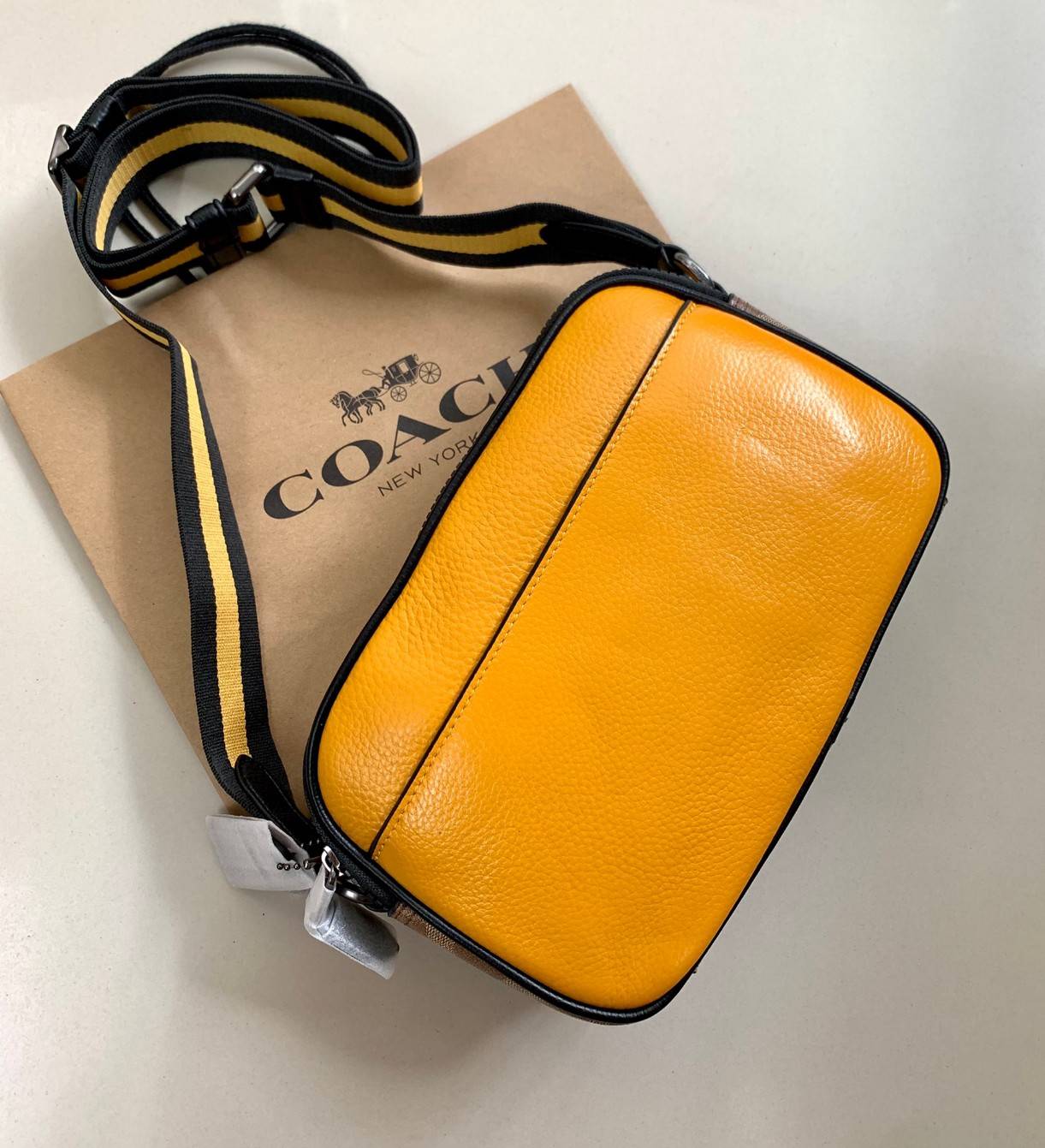 COACH X PEANUTS GRAHAM CROSSBODY WITH CHARLIE BROWN ((C4026)) พร้อมส่งที่ไทย สวยก่อนใครแน่นอน จำนวนจำกัด!! กระเป๋าสะพายแบบครอสบอดี้ร์ รุ่นนี้ใช้ได้ทั้งชาย//หญิงเลยนะคะ หนังแท้ลายหนังนิ่ม สวยงามมากๆ ด้านหน้ามีตัวการ์ตูนเป็นจุดเด่นของรุ่นเลยค่ะ ใช้งานแบบสอง