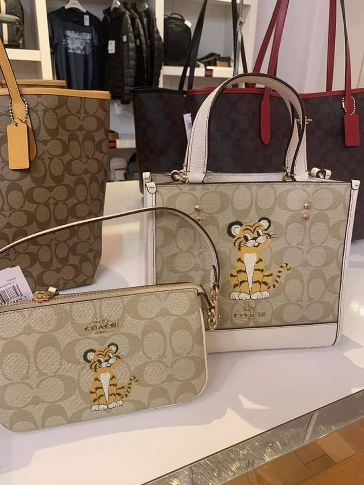 COACH NOLITA 19 IN SIGNATURE CANVAS WITH TIGER (C7699) 😻กระเป๋าถือ กระเป๋าสะพายทรงพอชเล็ก ปรับเป็นคล้องมือได้ รุ่นนี้ บอกเลยว่าใช้ง่ายสะพายคล่องมากๆ// จะสะพายไหล่ หรือปรับเปลี่ยนมาเป็นแบบคล้องมือเก๋ๆก็ยังได้ เพียงแค่ถอดตะขอมารวมกันไว้ที่หูกระเป๋าข