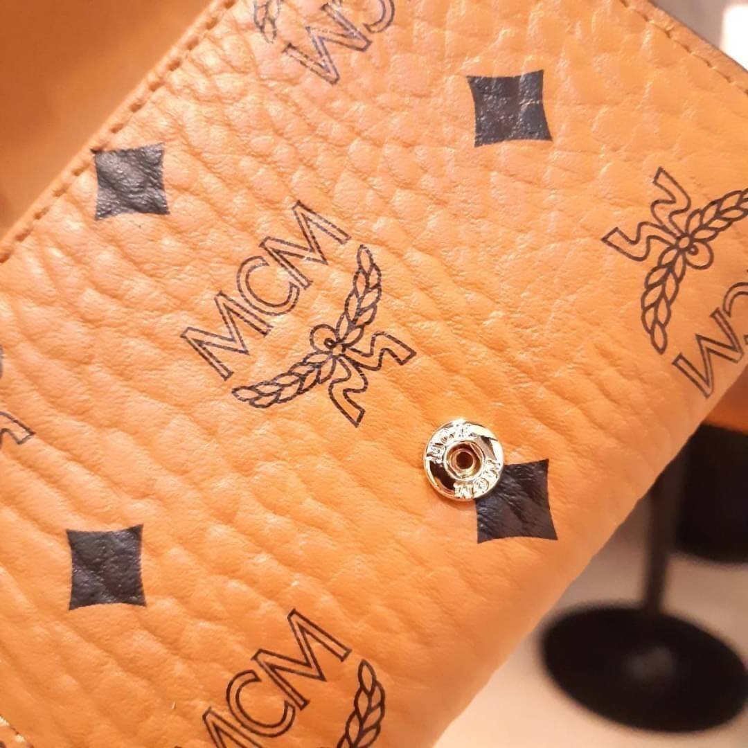 M.C.M PATRICIA THREE-FOLD WALLET IN VISETOS กระเป๋าสตางค์ใบเล็ก รุ่นฝาพับ unisex ใช้ได้ทั้งหนุ่มๆและสาวๆน้า ใช้งานง่าย ด้วยกระดุมโลโก้ พกพาง่าย วัสดุหนังแคนวาสคุณภาพดี ภายในเป็นหนังแท้ นิ่ม สวย ใส่บัตรได้เยอะ ใส่ธนบัตรได้ทุกชนิด ในช่องมีที่ใส่บัตรพิเศษภาย