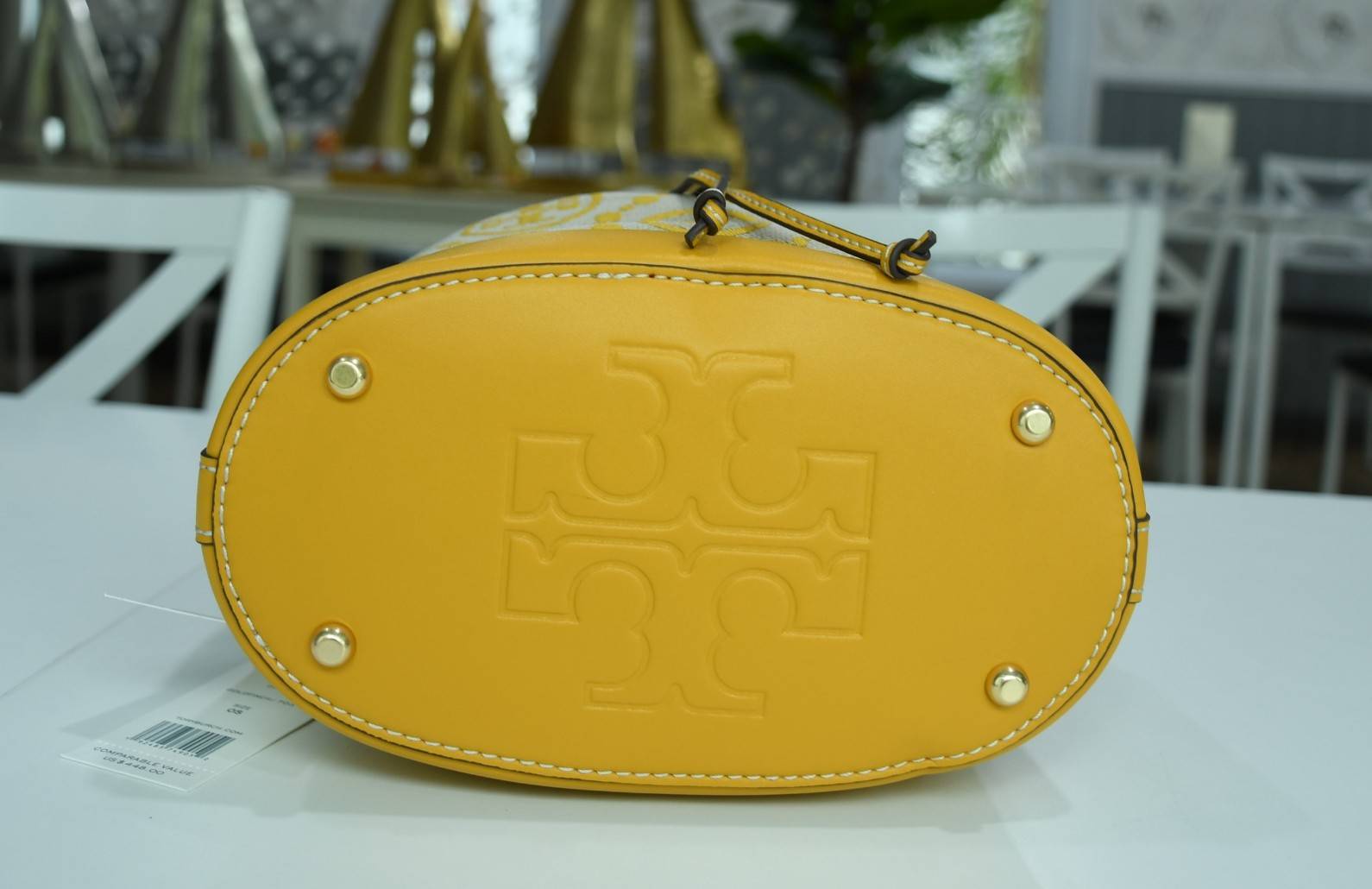 ของแท้ 💯% TORY BURCH Monogram Jacquard Bucket Bag กระเป๋าถือหรือสะพายไหล่ วัสดุผ้า Canvas โลโก้ Jacquard ทรงถัง ตั้งอยู่ทรง กระเป๋าปักลายแบรนด์ สวยหรู สายยาว Crossbody ได้ เปิด-ปิด โดยเชือกรูด เปิด-ปิดพร้อมสลับที่ประดับโลโก้ สวยหรู คุณนาย สุดๆ ไปเ