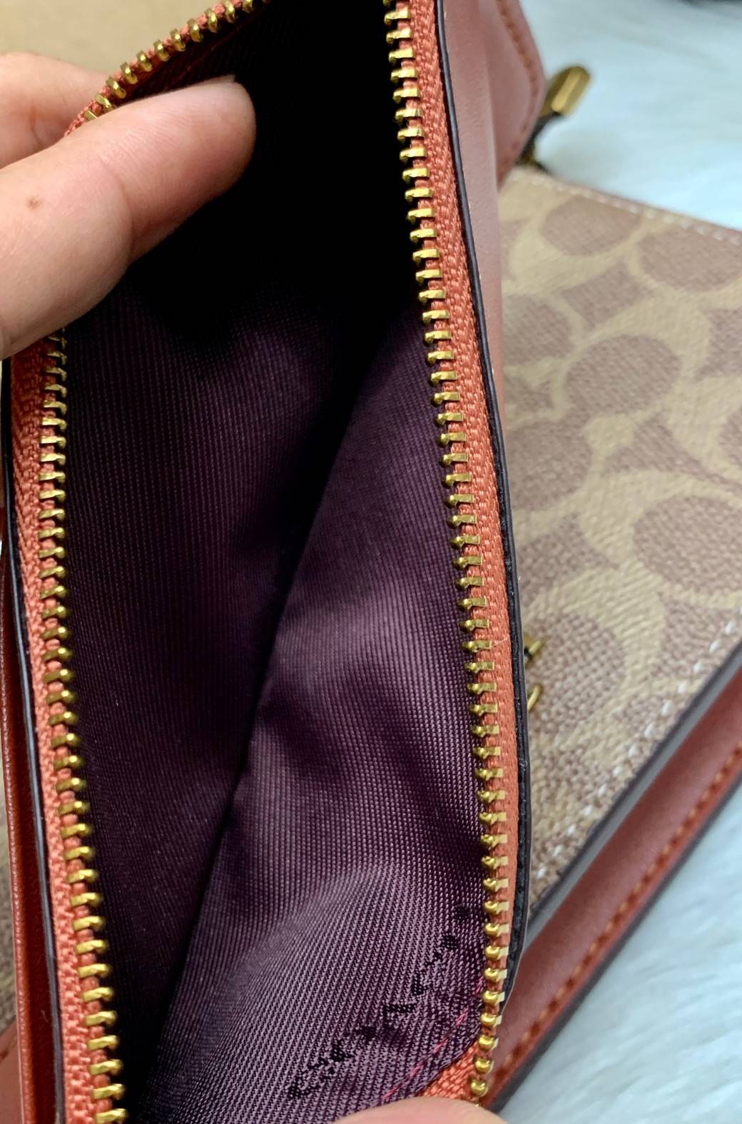 COACH Noa Pop-Up Messenger In Colorblock Signature Bag ((73316//37458//31864)) 💋ได้ไปสุดคุ้ม ไม่ผิดหวังแน่นอนจ้าา!! กระเป๋าแบบคลัท//สะพายข้างได้//ครอสบอดี้ร์ได้ วัสดุหนังแท้ หนังนิ่มสวยค่ะ ช่องหลักเปิดปิดแบบซิป ภายในกว้าง ใส่มือถือได้ทุกรุ่น;กระเป