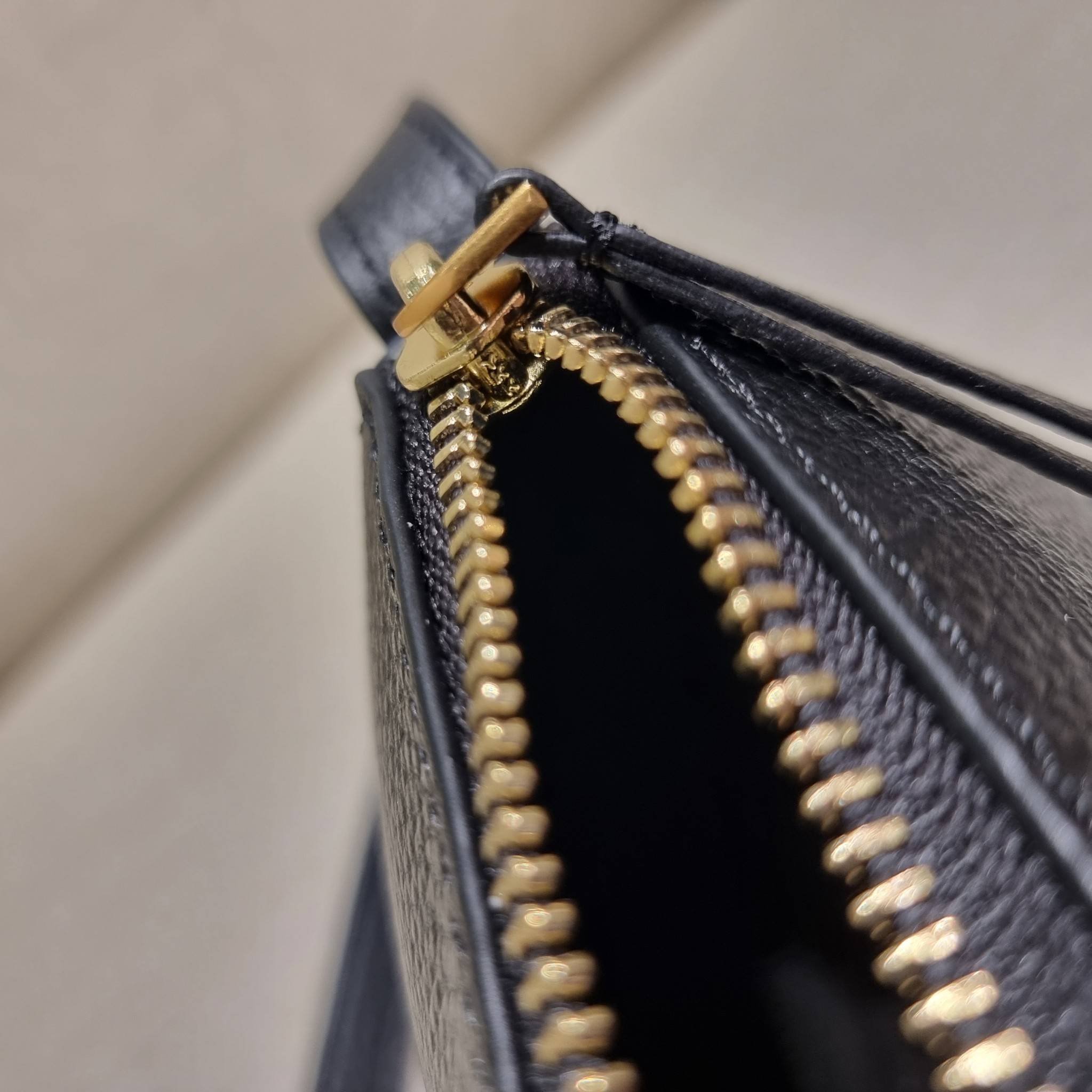 TORY BURCH MCGRAW WEDGE กระเป๋าสะพายไหล่ ทรงสวยไม่ซ้ำ ไม่เกร่อ!! สะดวกใช้งาน ดีไซน์เรียบแต่แฝงความหรู และคลาสสิคในตัว วัสดุหนังลูกวัว สัมผัสดี สวยคม เปิด-ปิดด้วยซิป ภายในเป็นช่องโล่ง มีช่องย่อยเก็บบัตร มาพร้อมสายสะพายในตัว ปรับได้อีกเล็กน้อย ไอเท็มนี้เหมา