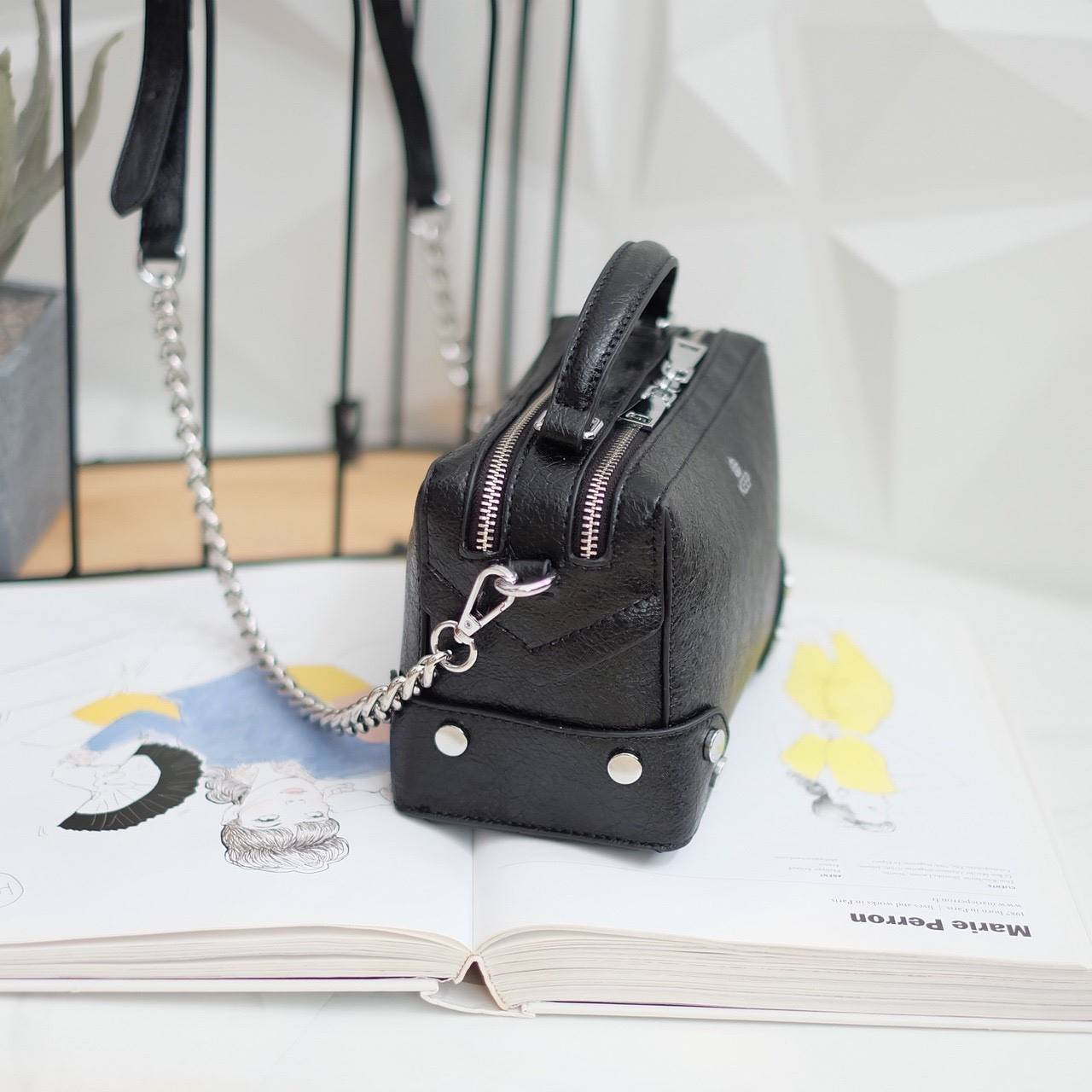 New in KEEP ' Baleny' กระเป๋าทรงหมอนที่ดีไซน์ออกมาสุด Chic สวยแบบไม่จำเจ ขนาดมินิกะลังดี หนัง ลายเอกลักษณ์ ตัดกับอะไหล่เงินได้ ลุคคูลๆ แต่งชุดไหนก้อ แมทช์แน่นอนค่า ปากกระเป๋ามีช่องซิป 2 ด้านแบ่งเก็บของได้สะดวกมากมีซิปปิดอย่างดี หางซิป 2 ทาง รูดใ