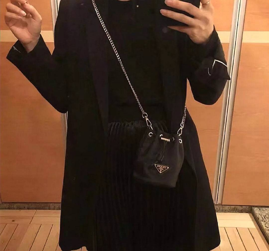 กลับมาตามคำเรียกร้อง Must Have!✴️PRADA MINI DRAWSTRING WITH KEYCHAIN VIP GIFT WITH PURCHASE (GWP) พรีเมี่ยมกิ๊ฟจากต่างประเทศรุ่น Limited "Duty Free" กำลังฮิตสุดๆในเกาหลี วัสดุ Nylon & Polyester 100% ด้านหน้าประดับโลโก้ เปิดปิดแบบ Drawstri