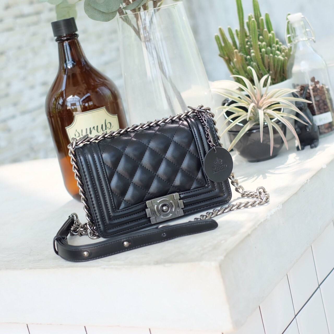 รุ่นขายดีมาเพิ่มแล้วค่า KEEP Quited Boy Bag *** คอลเลคชั่นใหม่หนัง Microfiber สวย ทนขึ้นกว่าเดิม สายโซ่ทำจาก Metal premiers เบาและไม่เป็นคราบเวลาสะพาย สวยกว่าเดิม ใครชอบทรงนี้ห้ามพลาดเลยนะคะ 🤩 กระเป๋า ทรง boy style KEEP LOOK Cool มากๆ เลยน๊าใบนี้ 