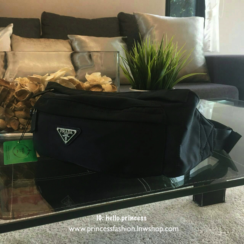 New Must Have Now อีกหนึ่งรุ่น Prada เหมาะกับท่านชาย เป็นอย่างยิ่ง กับกระเป๋าคาดอก / คาดเอว ทรงสวย จากงานพรีเมี่ยมกิ้ฟจากแบรนด์ PRADA ทรงฮิต วัสดุผ้า NYLON คุณภาพดี กันน้ำ100% ใส่ของได้หลากหลาย ตัวกระเป๋าอะไหล่สีเงิน ตัวล้อคปั้มจมแบรนด์สุดหรู ด้านมาพร้อมซ