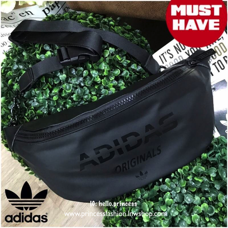 Adidas Waist Bag กระเป๋าสะพายสไตล์สปอร์ตแบบคาดเอวหรือคาดอกดีไซน์สุดฮิตใช้ได้ทั้งชายและหญิง วัสดุไนล่อนเนื้อแมทแบบนิ่มด้านหลังเป็นหนังเรียบ กันน้ำทำความสะอาดง่าย ขนาดกำลังดี น้ำหนักเบา ด้านหน้ามีโลโก้แบรนด์ เปิดปิดด้วยซิปสะดวกใช้ หัวซิปแบรนด์ สายสะพายเลื่อ