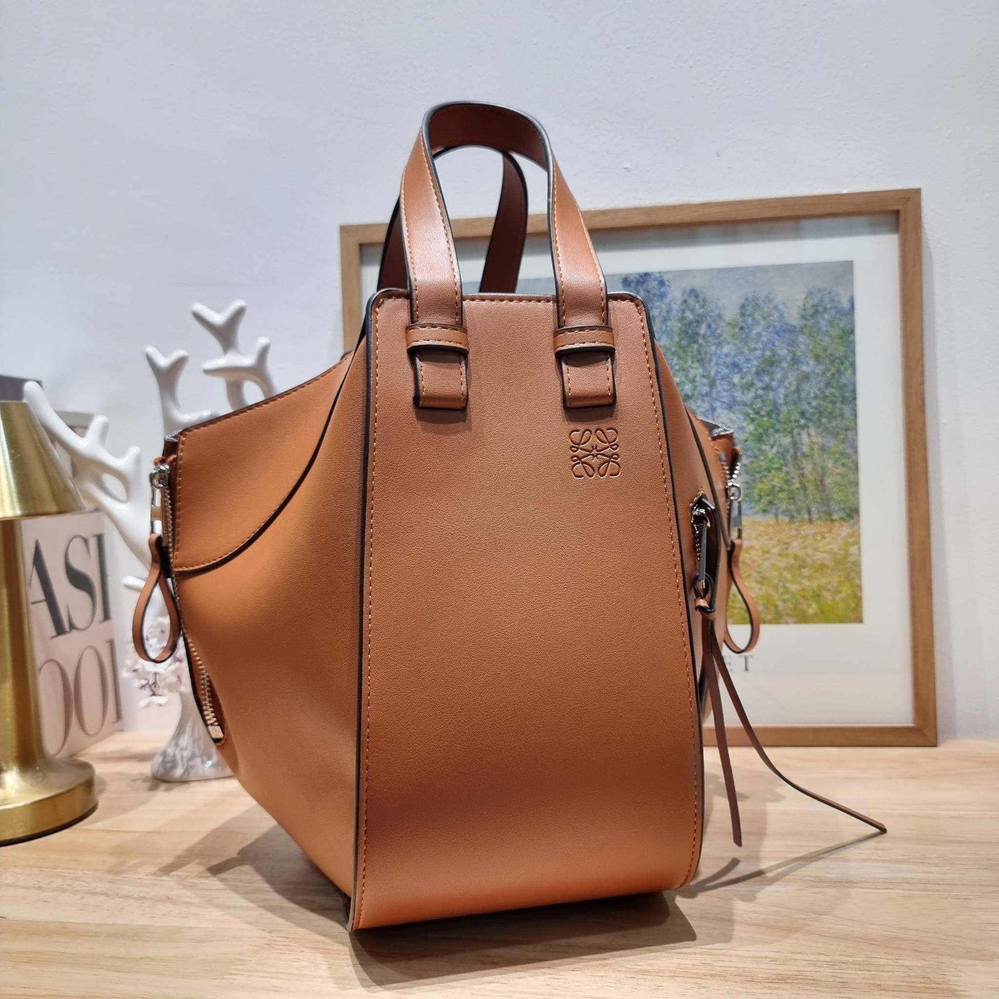 LOEWE SMALL HAMMOCK IN CLASSIC CALFSKIN พร้อมส่ง กระเป๋าสะพายดีไซส์เก๋ สามารถปรับเปลี่ยนรูปทรงได้หลากหลาย มีลูกเล่นทำให้ใช้ได้ไม่มีเบื่อ