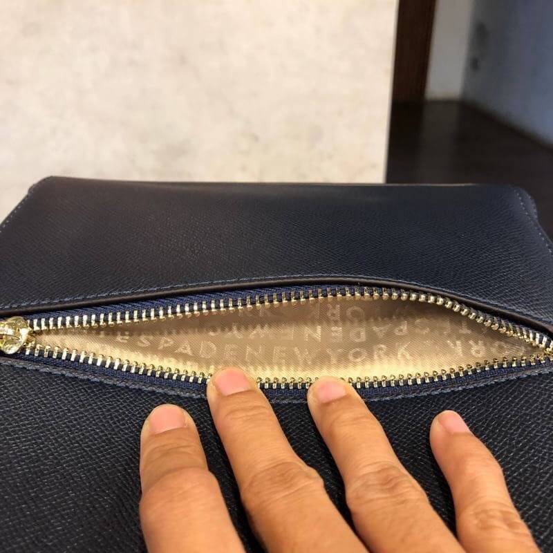 kate spade (spades) Back pack กระเป๋าเป้สะพายหลัง วัสดุหนังpu อยู่ทรง น้ำหนักเบา ใส่ของได้เยอะ ขนาดกำลังดีไม่ใหญ่จนเกินไป ภายในซับด้วยผ้าลายแบรนด์ มีสายสั้นสำหรับถือ สายสะพายยาวปรับได้ 5 ระดับ