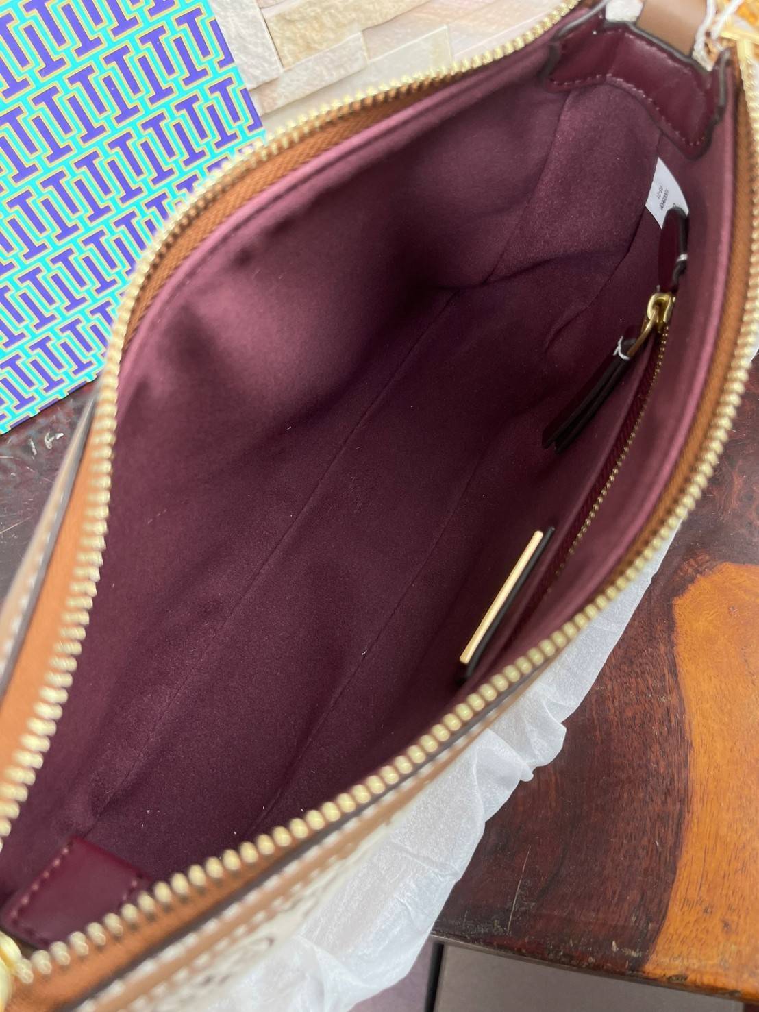 Tory burch T Monogram Jacquard Studio Bag กระเป๋า T Monogram Studio รูปทรงกระทัดรัด มาในสไตล์มินิมอลที่ถูกรังสรรค์อย่างปราณีตด้วยผ้าทอ jacquard เพื่อเฉลิมฉลองโลโก้กราฟฟิก ลวดลายสวยเด่น ดูสะดุดตา ใช้งานได้หลายรูปแบบ การแมทช์กระเป๋าให้เข้ากับการแต่งตัวทุกวั