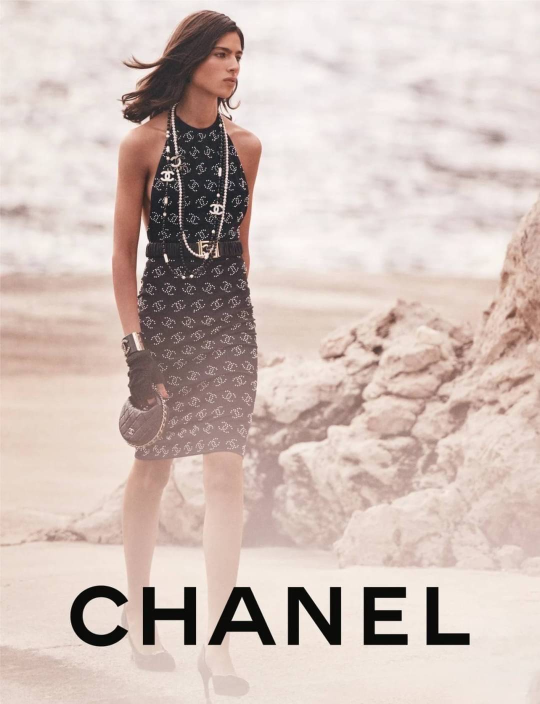 Chanel Pouch Hot item 2023 กระเป๋าสะพายกึ่งพอช ใบเล็กน่ารักน่าใช้ ถือไปไหนก็อัพลุคปัง วัสดุหนังแกะ สัมผัสนิ่มมือ หูจับในตัว ปรับได้อีกเล็กน้อย มาพร้อมสายสะพายโซ่