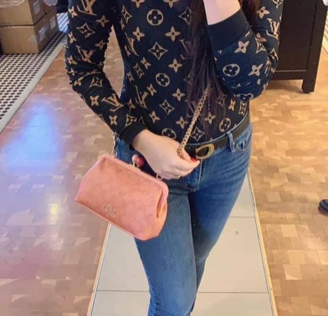 NORA KISSLOCK CROSSBODY (COACH C1451) ครอสบอดี้รุ่นนี้ น่ารักมากค่ะ ขนาดกำลังน่ารักเลยค่ะ ลูกคุณมากๆ ไม่เล็กและไม่ใหญ่มากเกินไป รุ่นนี้สามารถถอดสายสะพายได้ค่ะ ใส่ไอโพนตระกูลพลัสได้ ใส่กระเป๋าสตางค์ใบเล็กได้สบายๆเลยค่ะ