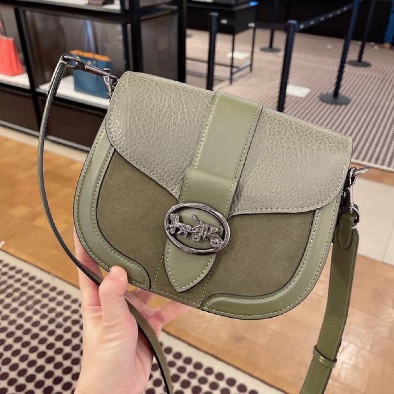 OUTLET 】COACH C2805 GEORGIE SADDLE BAG ใบงาม น้องน่ารัก สุดเรียบหรู เลยทีเดียว วัสดุหนังpebble ตัวกระเป๋าหนังแท้ ตรงกลางตัดกำมะหยี่เพิ่มความหรูหราอย่างลงตัว ภายในกระเป๋ามีช่องเอนกประสงค์กระดุมแป๊ก ซับในผ้า ด้านนอกกระเป๋าเปิด สายสะพายถอดปรับระดับ สำหรับสะพ