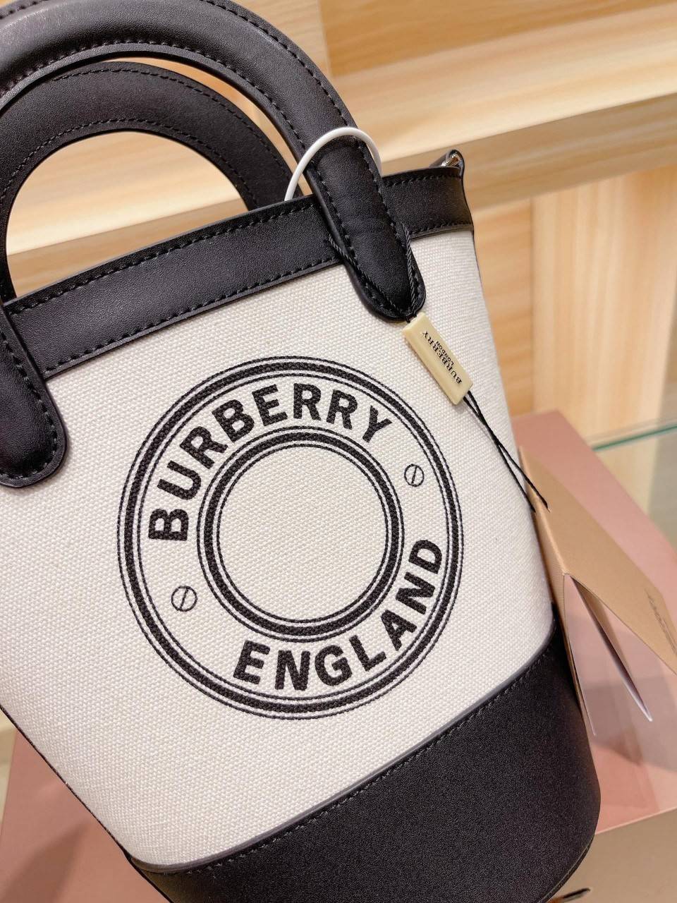 BURBERRY MINI CANVAS CROSSBODY BAG *งานหรูมาก 👑👑 สินค้าพรีเมียมกิ้ฟท์เคาเตอร์น้ำหอมต่างประเทศ กระเป๋าทรง CROSSBODY ใบขนาดกำลังดี *ผ้าแคนวาสคาดหนังวัวแท้ อะไหล่ทอง ปักโลโก้แบรนด์ด้านหน้า ด้านในเปิดปิดด้วยกระดุมคาด สามารถใส่กระเป๋าสตางค์สั้น