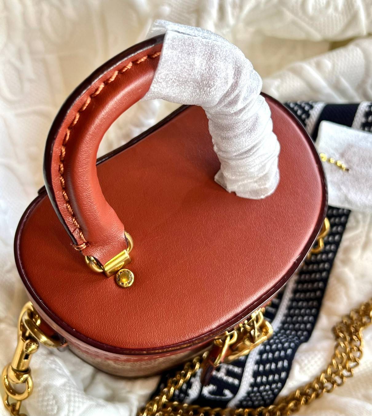 COACH TRAIL CROSSBODY 12 IN SIGNATURE CANVAS CE768 // CE769 มอบเป็นของขวัญปีนี้ รุ่นนี้ต้องเข้าแล้วล่ะคะ พร้อมส่งที่ไทยจำนวนจำกัด! ได้ล๊อตเปิดตัวราคาดีสุดมาค่ะ🎁มอบทันใช้ในช่วงเทศกาลปีใหม่นี้กันค่าา สวยไร้ที่ติ ✔️กระเป๋าใส่ของจำเป็นจุกจิก หน