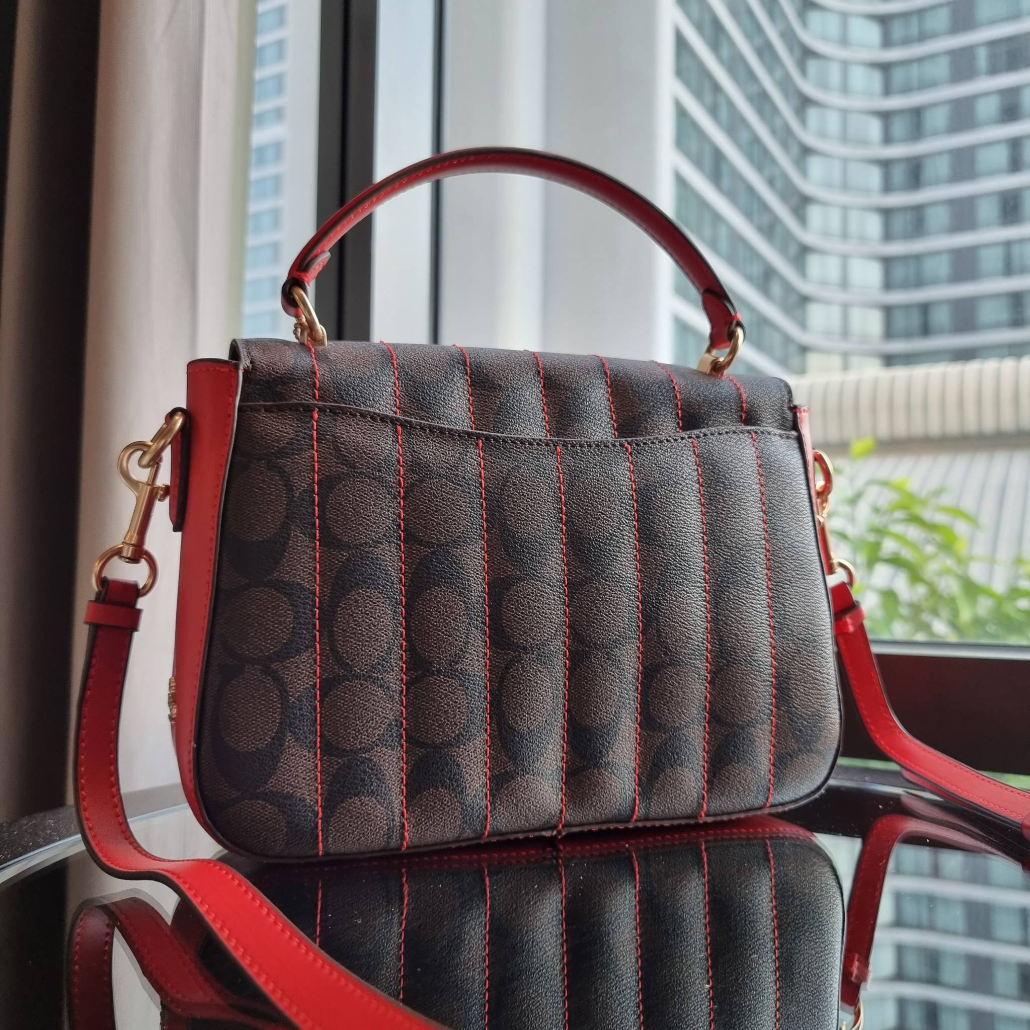 OUTLET 】COACH C5645 MARLIE TOP HANDLE SATCHEL IN SIGNATURE CANVAS WITH QUILTING ดีไซน์ใหม่ กระเป๋าถือ/สะพายข้าง ออกแบบมาไม่เหมือนใคร โดดเด่นด้วยการเย็บบุหนัง โชว์ดีเทลลายเส้น ตกแต่งโลโก้ด้านข้างอะไหล่ทอง วัสดุหนังแคนวาสสลับหนังแท้ เปิด-ปิดด้วยตัวล็อคแน่นห